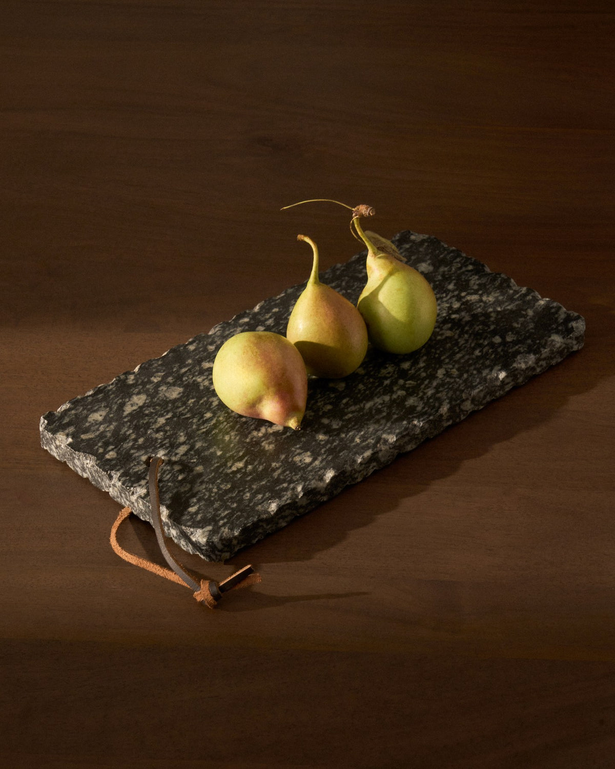 Servierbrett Arlena aus Granit von Kave Home, rechteckige Form mit natürlicher Maserung, Masse 31 x 15 x 2 cm, handgefertigtes Naturprodukt.