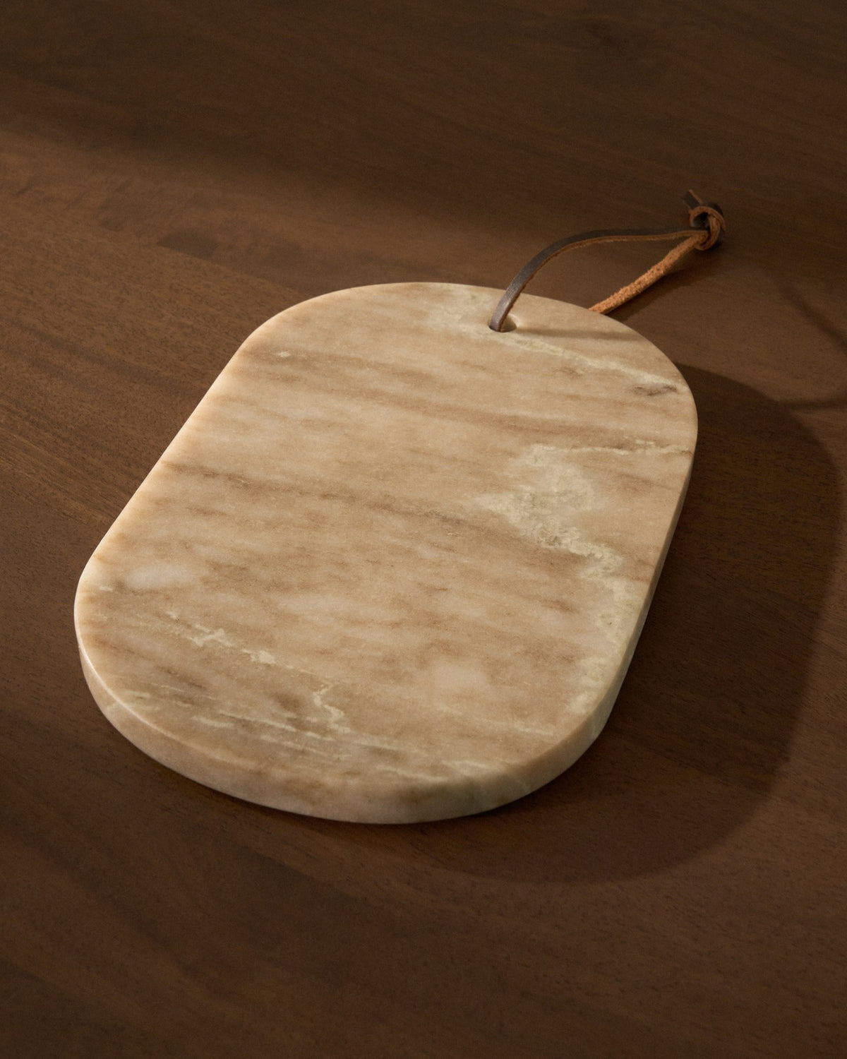 Rechteckiges Servierbrett aus beigem Marmor mit natürlicher Maserung und Farbvariation, Masse 23 x 15 x 2 cm, Hersteller Kave Home.