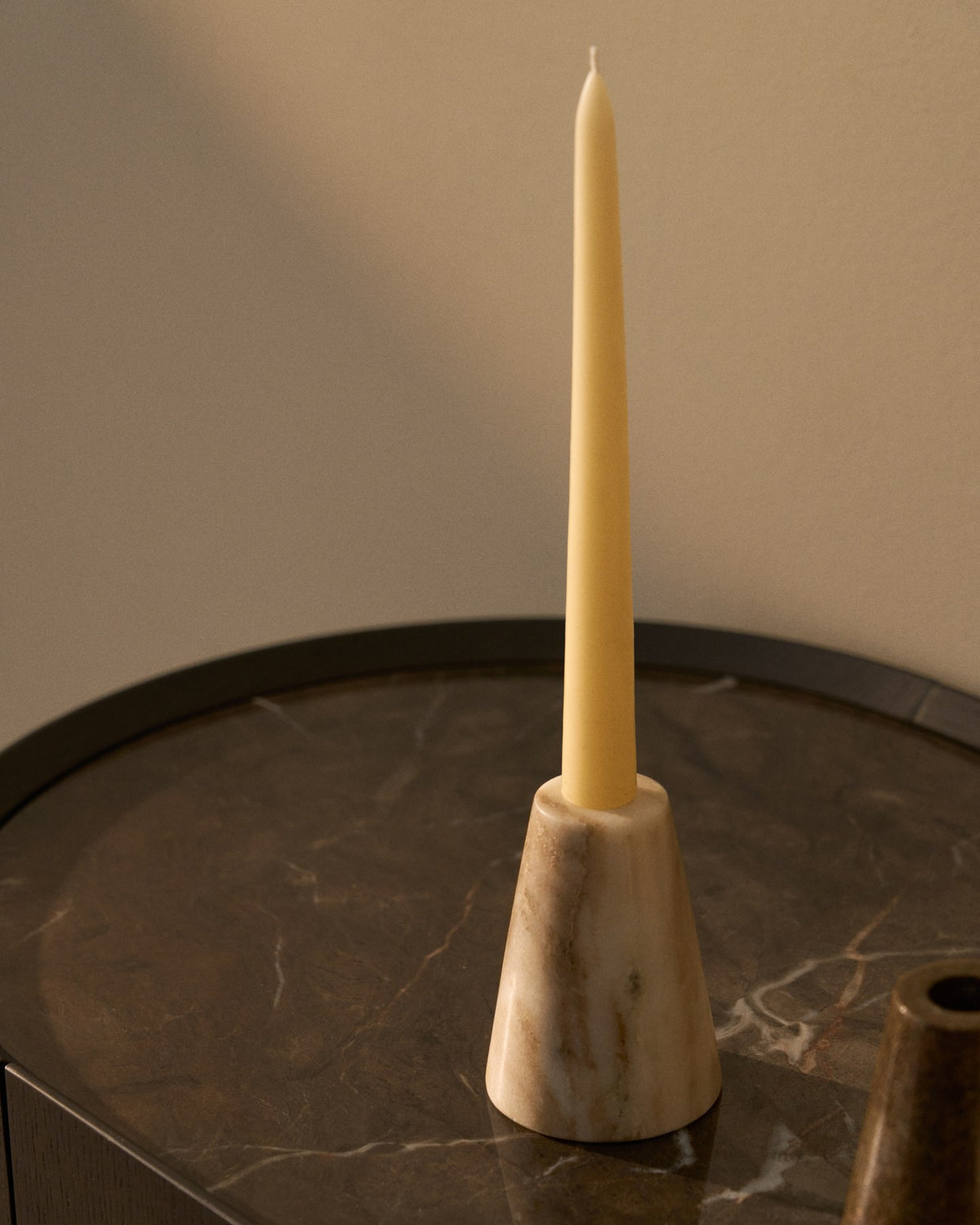 Kerzenständer Trevia aus weissem, elfenbeinfarbenem Marmor mit runder Form und glatter Oberfläche, Höhe 10 cm, handgefertigt.