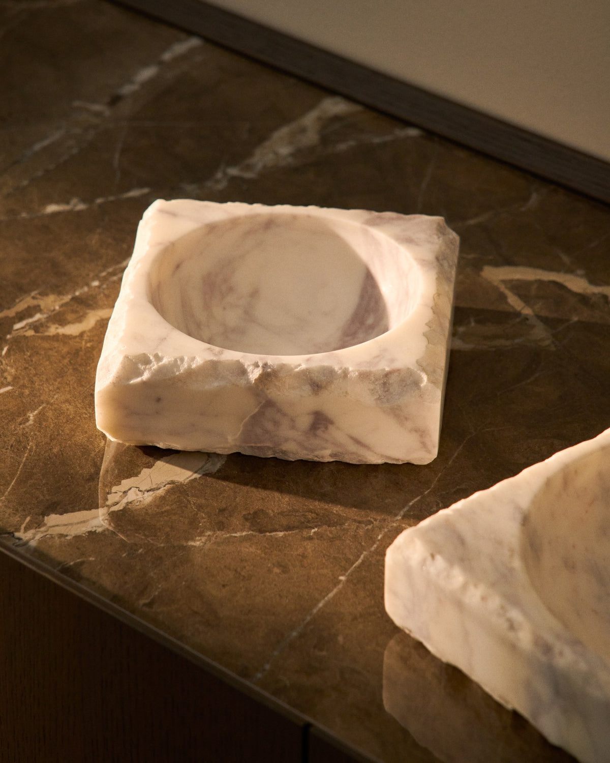 Weisses Marmortablett Vemi mit rohem Finish, quadratische Form, 15 x 15 cm, natürliche Maserung, handgefertigt von Kave Home.