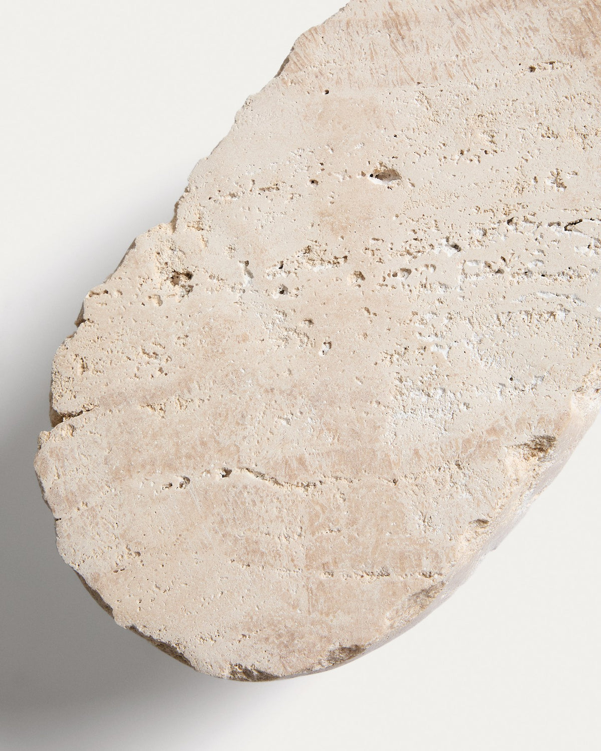 Beige Schale aus rohem Travertin mit unregelmässiger Oberfläche und natürlicher Marmorierung, Tafelaufsatz Zuno von Kave Home.