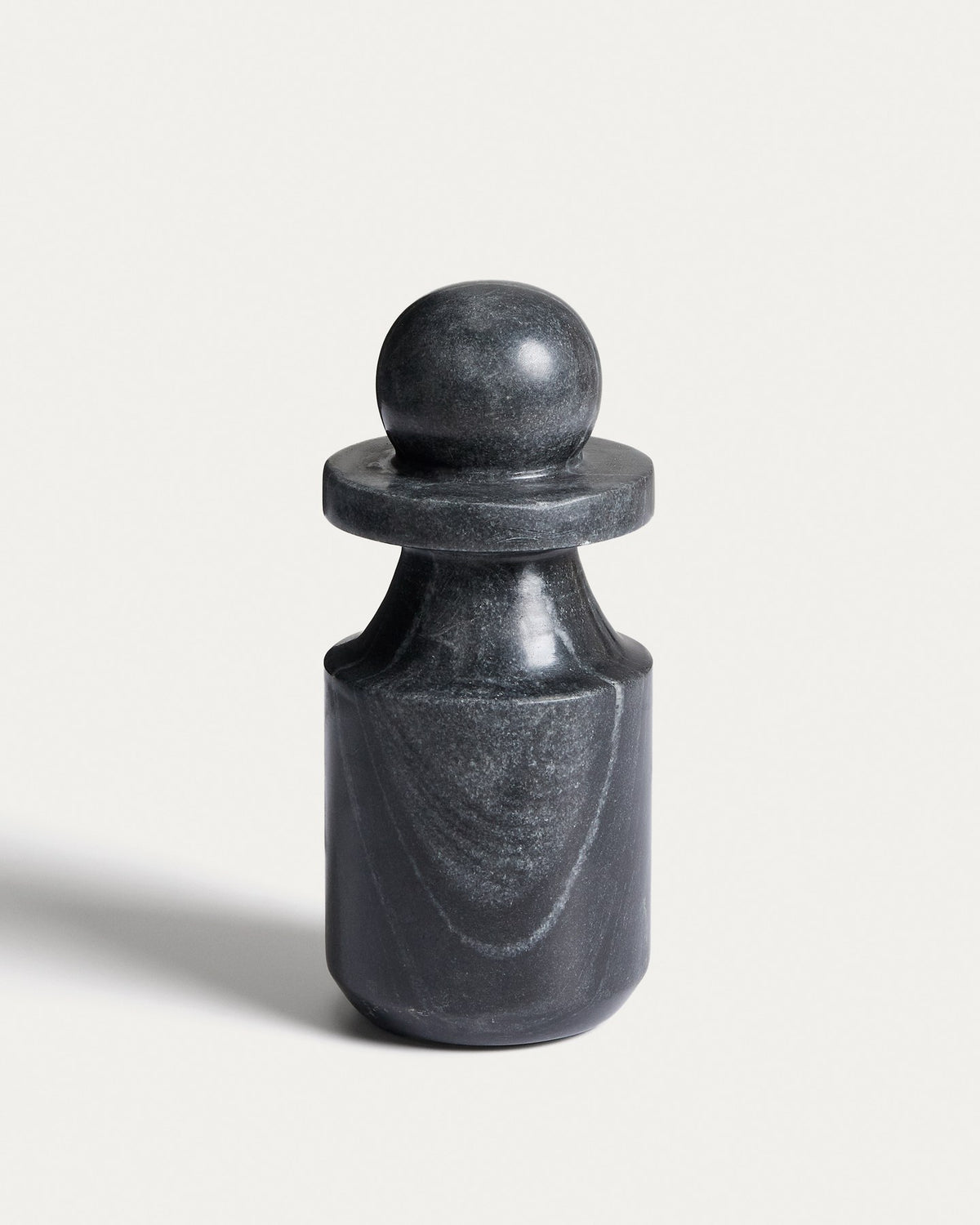 Graue Marmorskulptur Elvora von Kave Home mit schlichter, massiver Form, aufgenommen vor neutralem Hintergrund zur Ansicht der natürlichen Maserung.