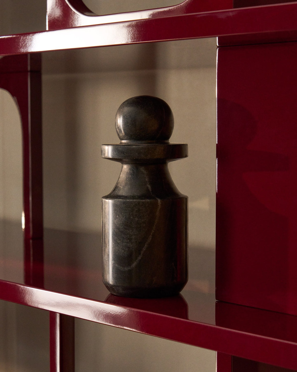 Graue Marmorskulptur Elvora von Kave Home mit schlichter, massiver Form, aufgenommen vor neutralem Hintergrund zur Ansicht der natürlichen Maserung.