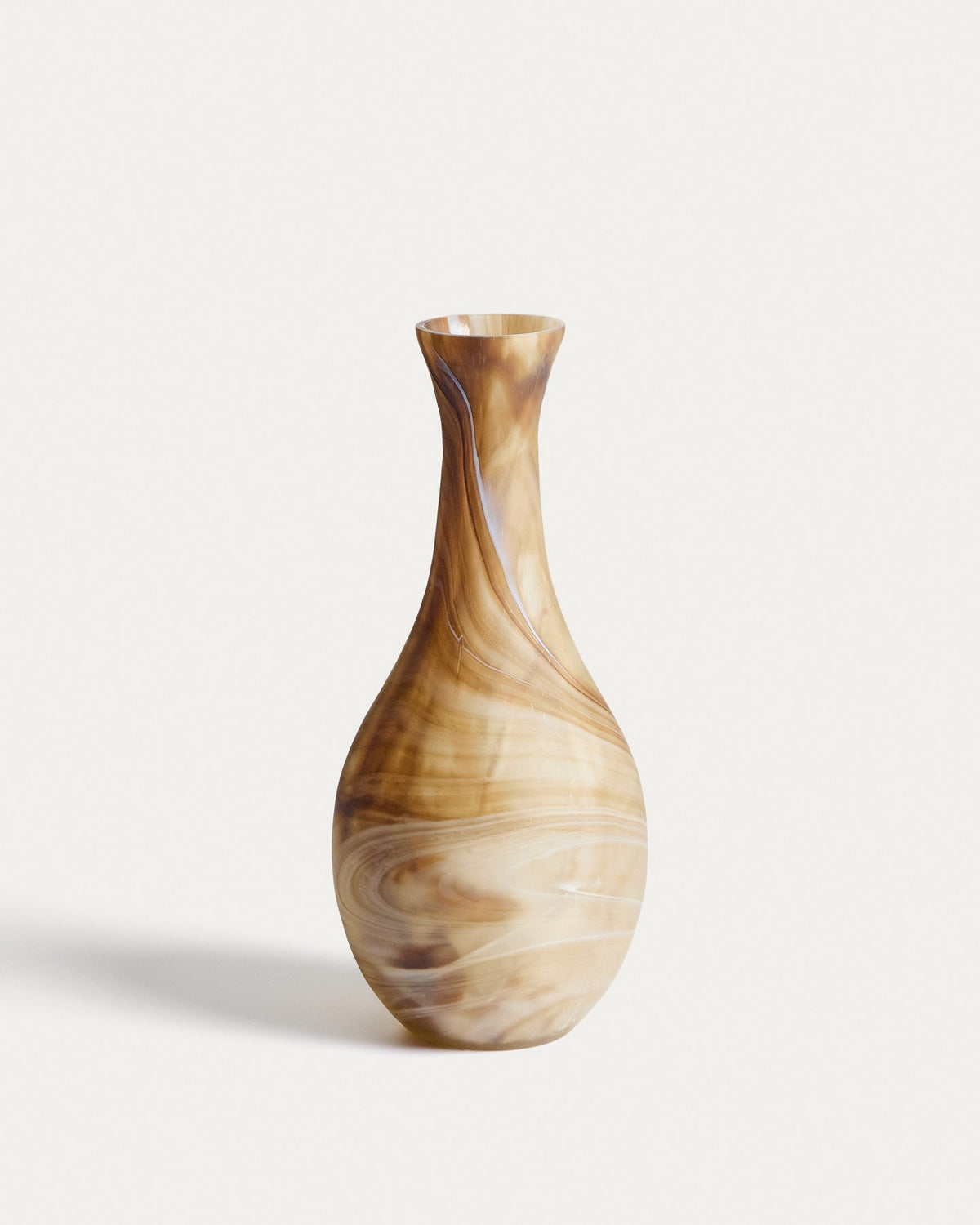 Braun-beige Glas-Vase Nerola von Kave Home mit geschwungener Form und Maserungseffekt, Höhe 38 cm, handgefertigt aus Glas.
