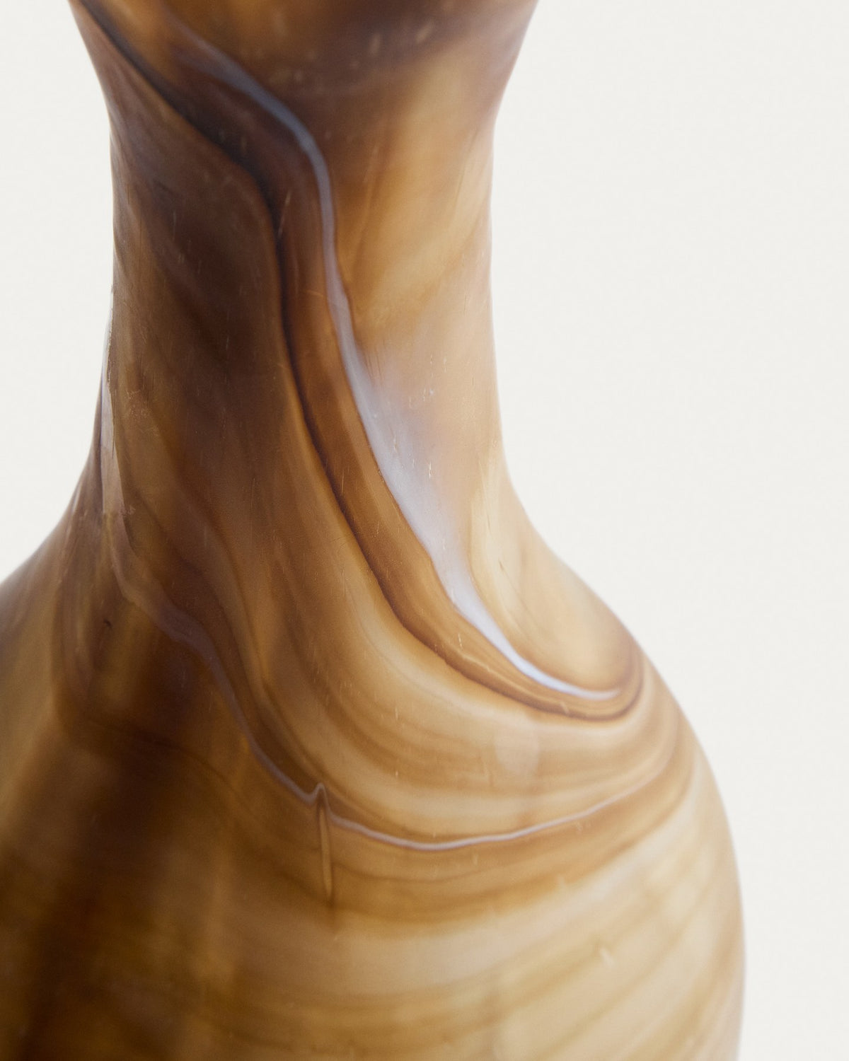 Braun-beige Glas-Vase Nerola von Kave Home mit geschwungener Form und Maserungseffekt, Höhe 38 cm, handgefertigt aus Glas.