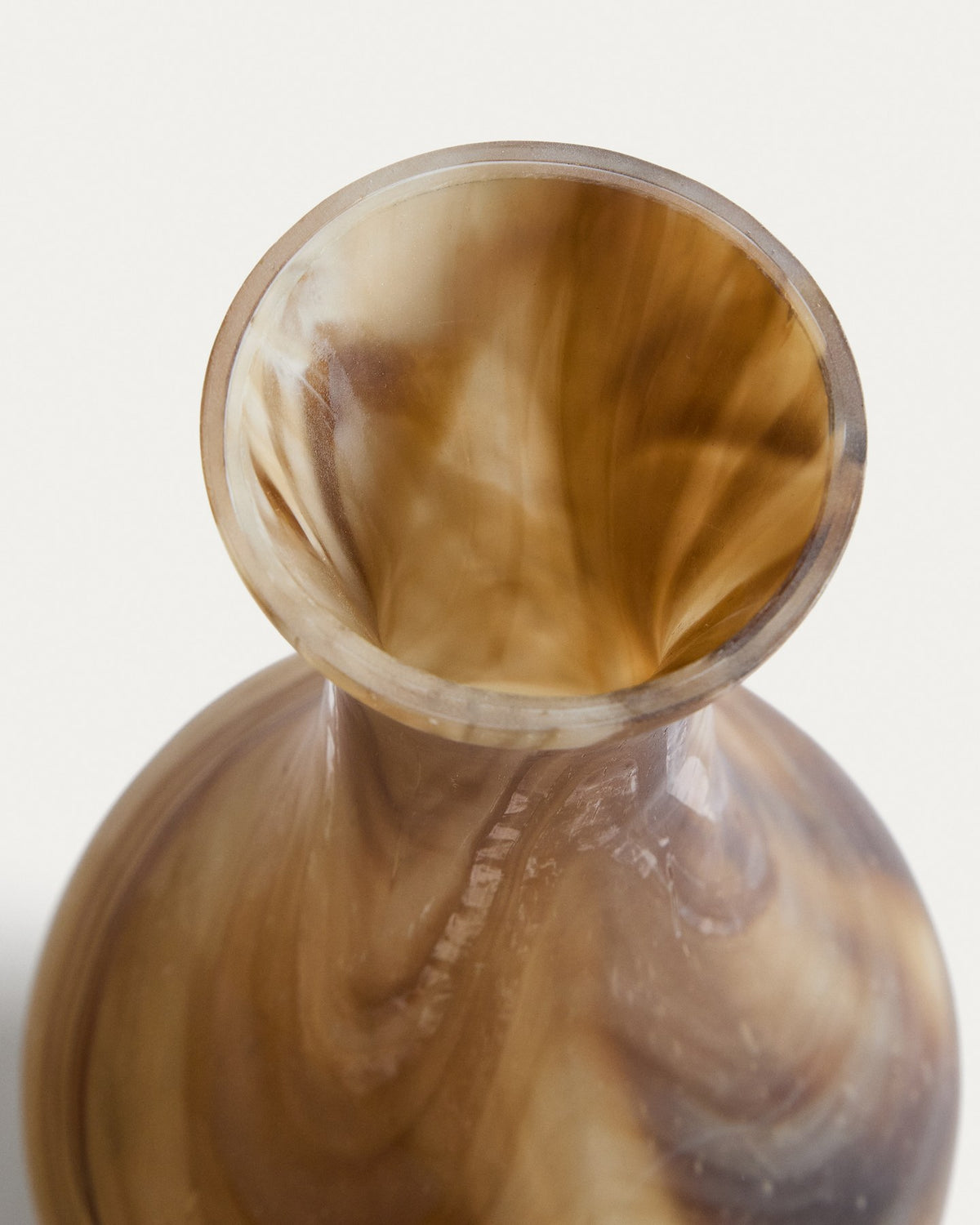 Braun-beige Glas-Vase Nerola von Kave Home mit geschwungener Form und Maserungseffekt, Höhe 38 cm, handgefertigt aus Glas.