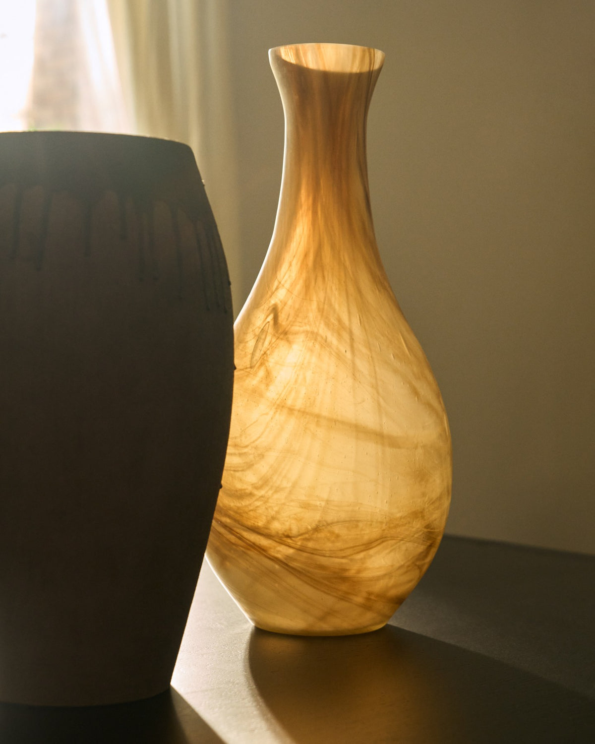 Braun-beige Glas-Vase Nerola von Kave Home mit geschwungener Form und Maserungseffekt, Höhe 38 cm, handgefertigt aus Glas.