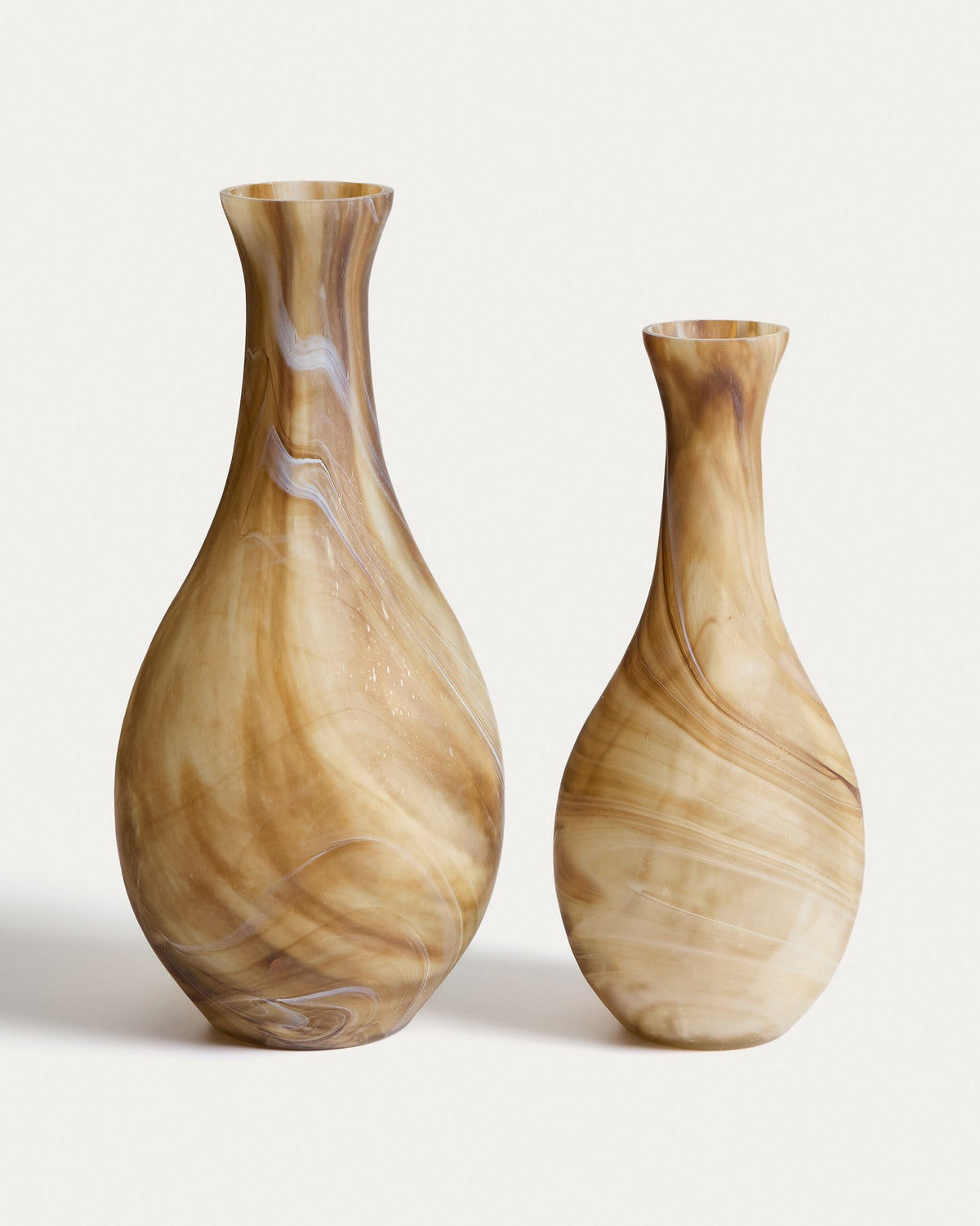 Braun-beige Glas-Vase Nerola mit geschwungener Form und Maserungseffekt, Höhe 46 cm, handgefertigt im Formgussverfahren.