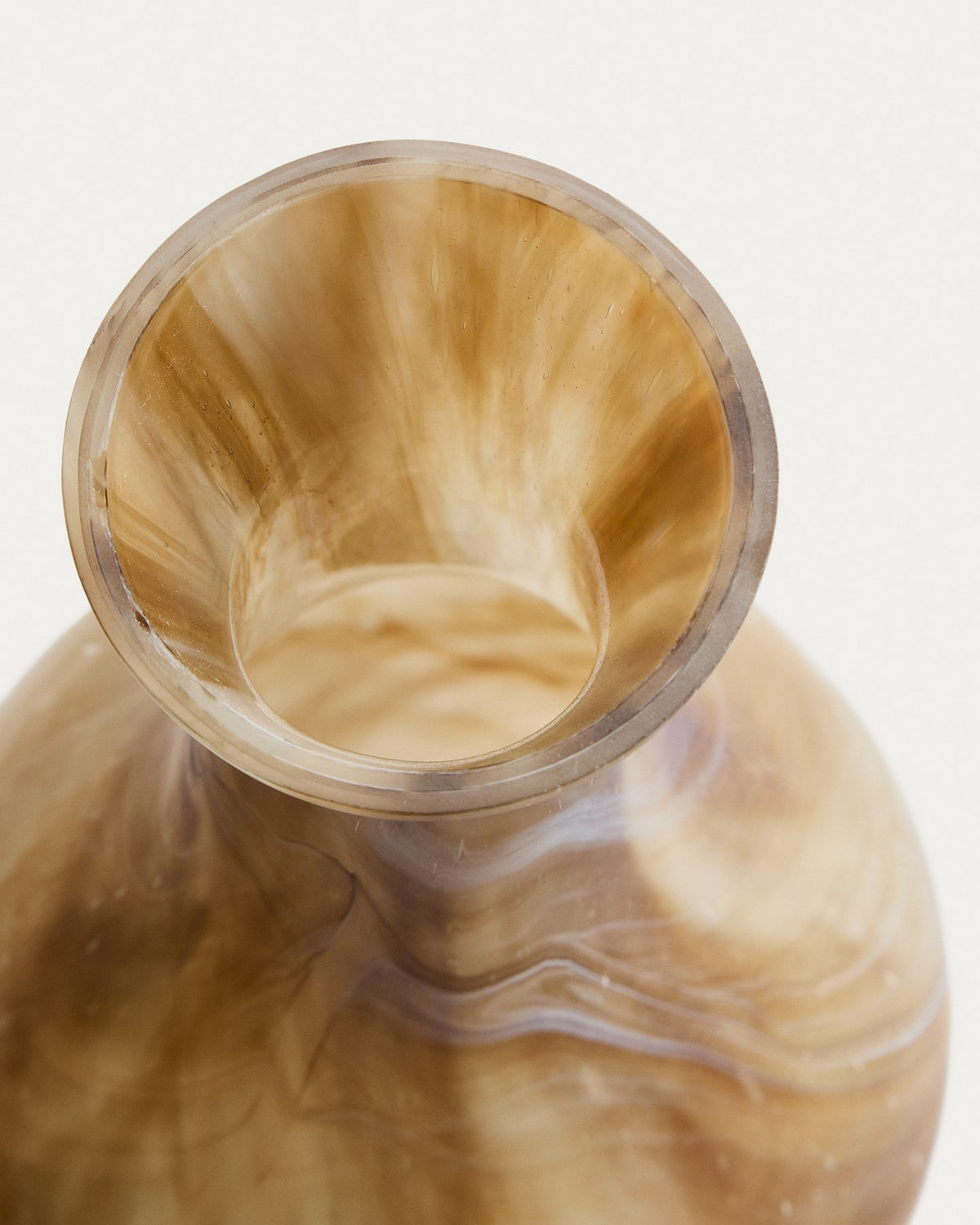 Braun-beige Glas-Vase Nerola mit geschwungener Form und Maserungseffekt, Höhe 46 cm, handgefertigt im Formgussverfahren.