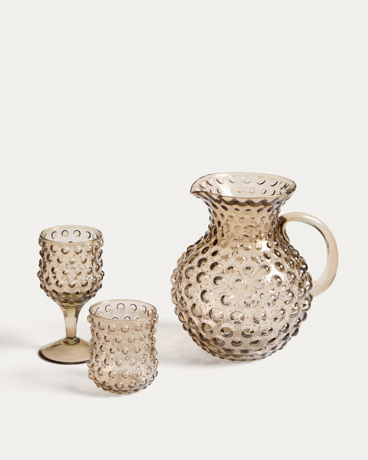 Hellbrauner Glaskrug mit rundem Kugelrelief auf der Oberfläche, Fassungsvermögen 2,6 Liter, handgefertigt aus Glas.