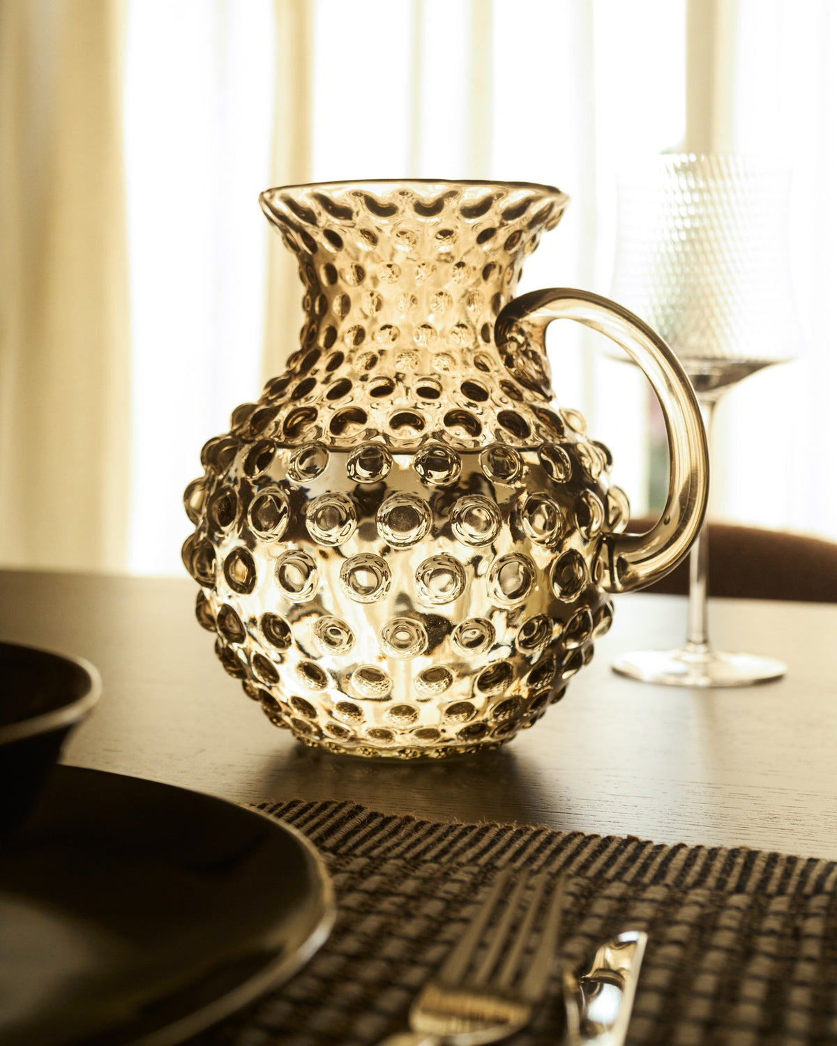 Hellbrauner Glaskrug mit rundem Kugelrelief auf der Oberfläche, Fassungsvermögen 2,6 Liter, handgefertigt aus Glas.
