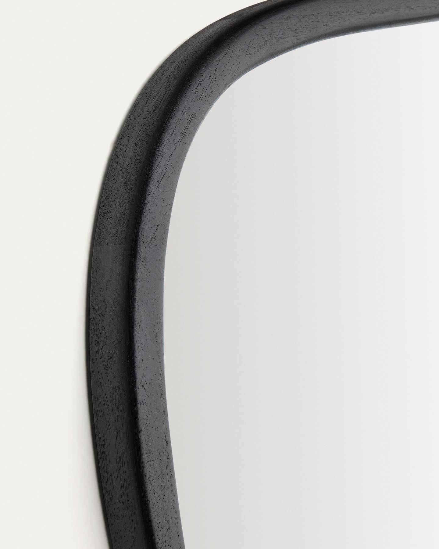 Spiegel Alura aus Teakholz schwarz 45,5 x 47 cm FSC 100 % in Schwarz präsentiert im Onlineshop von KAQTU Design AG. Spiegel ist von Kave Home