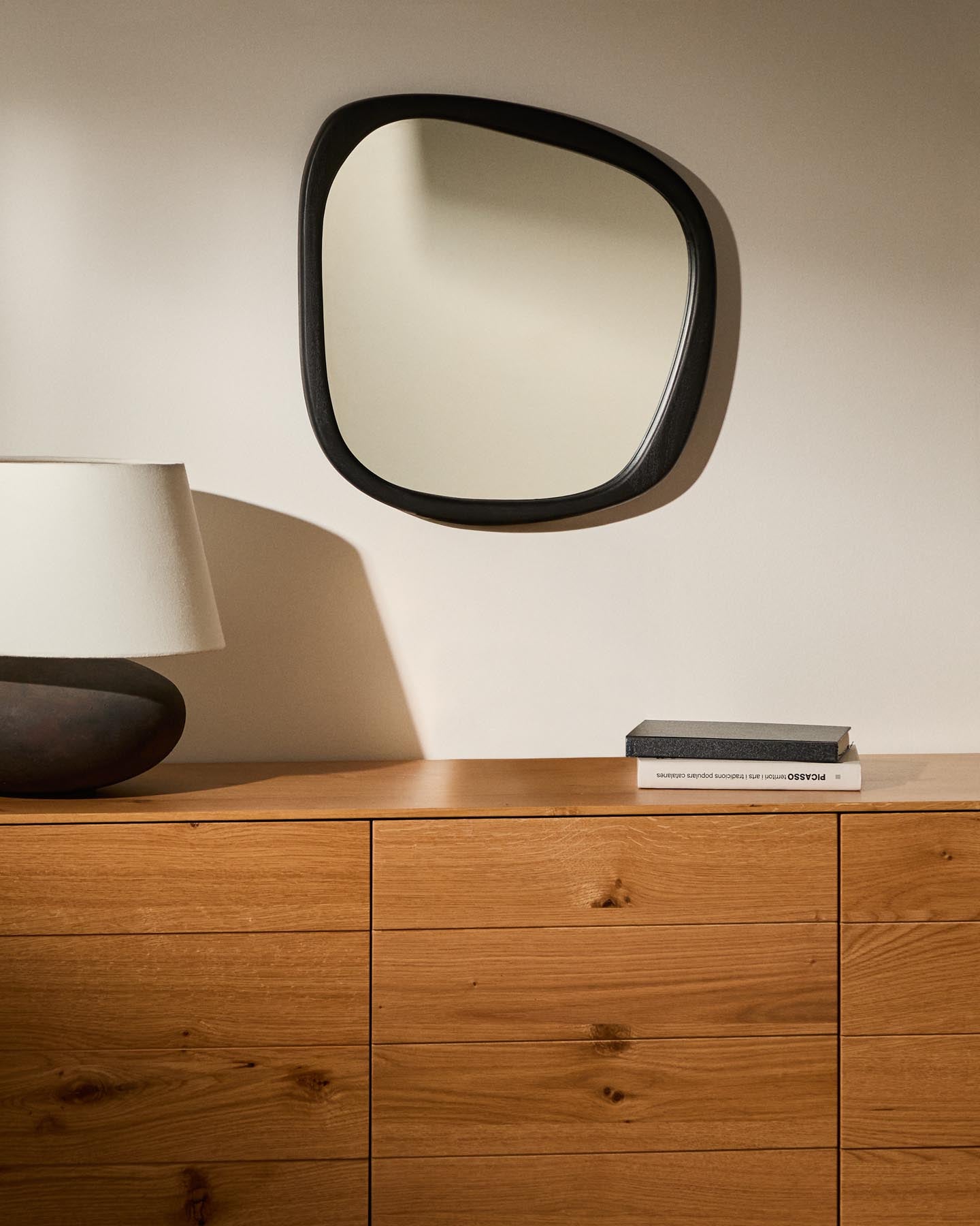 Spiegel Alura aus Teakholz schwarz 45,5 x 47 cm FSC 100 % in Schwarz präsentiert im Onlineshop von KAQTU Design AG. Spiegel ist von Kave Home