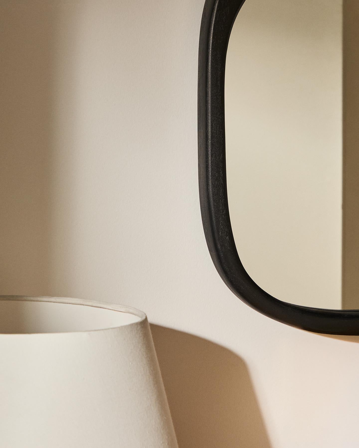 Spiegel Alura aus Teakholz schwarz 45,5 x 47 cm FSC 100 % in Schwarz präsentiert im Onlineshop von KAQTU Design AG. Spiegel ist von Kave Home