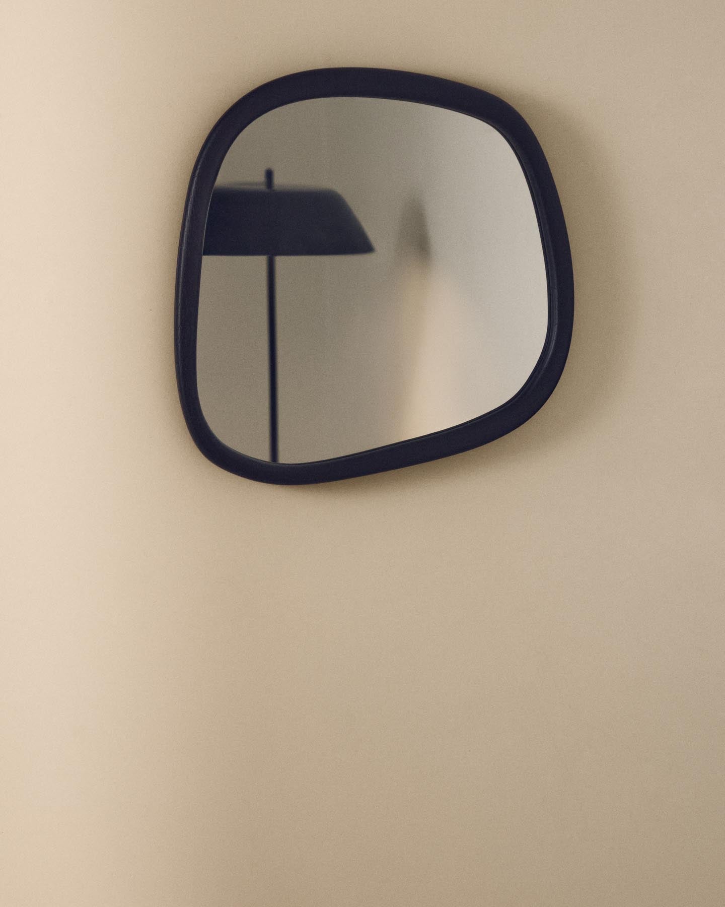 Spiegel Alura aus Teakholz schwarz 45,5 x 47 cm FSC 100 % in Schwarz präsentiert im Onlineshop von KAQTU Design AG. Spiegel ist von Kave Home