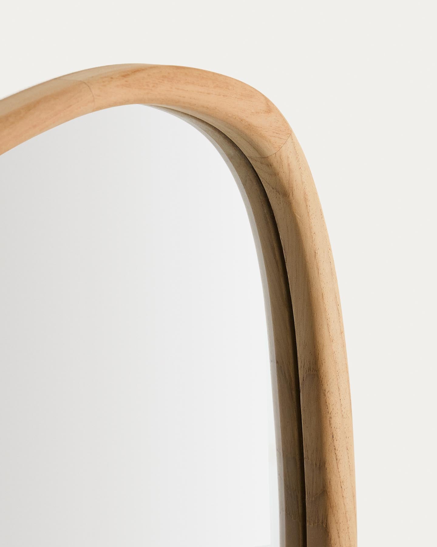 Spiegel Alura aus Teakholz 45,5 x 47 cm FSC 100 % in Braun präsentiert im Onlineshop von KAQTU Design AG. Spiegel ist von Kave Home