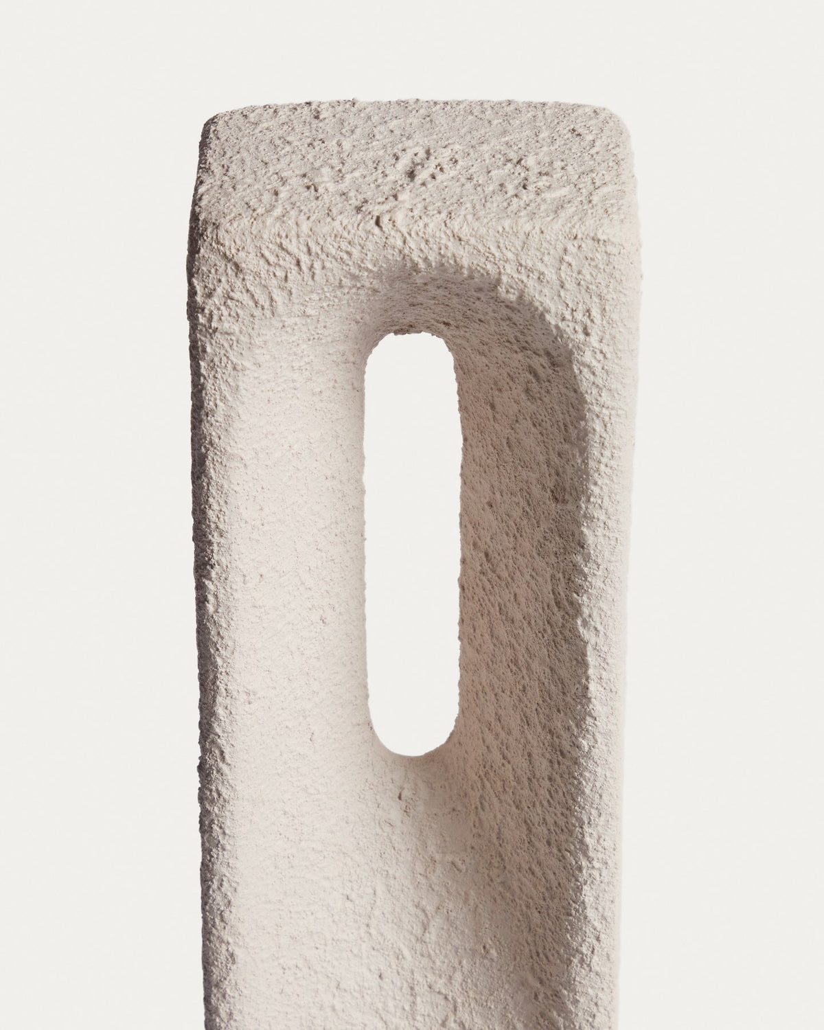 Skulptur Vriona aus Pappmaché in Ecru mit ovaler Öffnung und strukturiertem Finish, handgefertigt von Kave Home, Grösse 11 x 44,5 cm.
