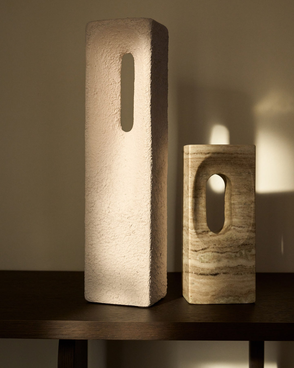 Skulptur Vriona aus Pappmaché in Ecru mit ovaler Öffnung und strukturiertem Finish, handgefertigt von Kave Home, Grösse 11 x 44,5 cm.