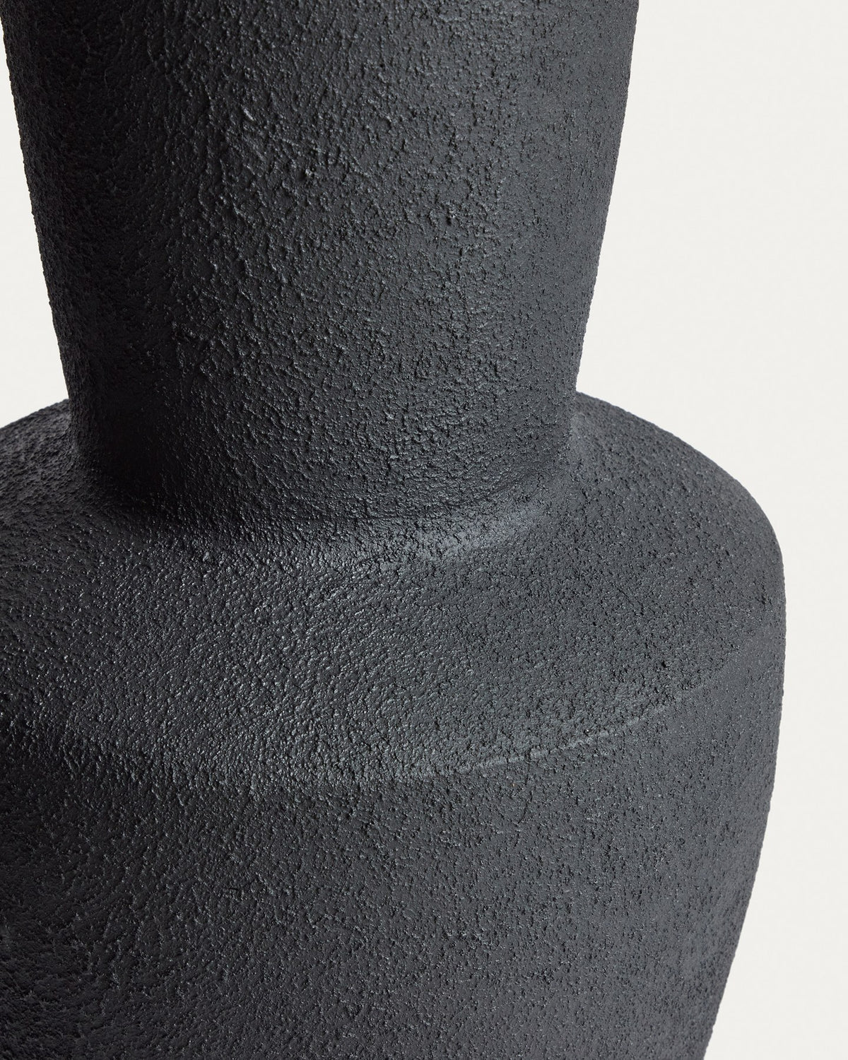 Schwarze Vase Nerun aus 100% Terrakotta mit skulpturaler Form, 72 cm hoch, handgefertigt mit individueller Farbnuance.