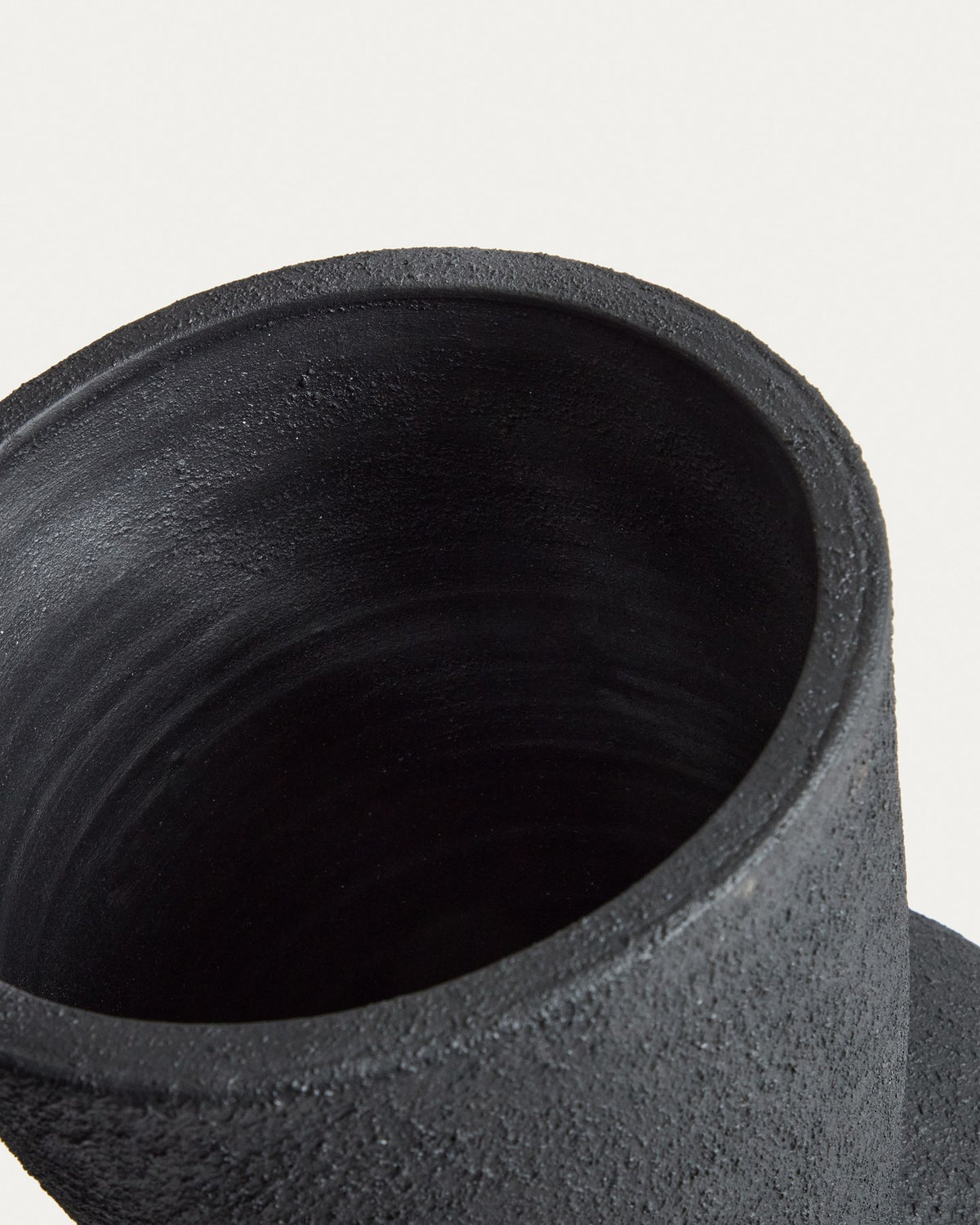 Schwarze Vase Nerun aus 100% Terrakotta mit skulpturaler Form, 72 cm hoch, handgefertigt mit individueller Farbnuance.