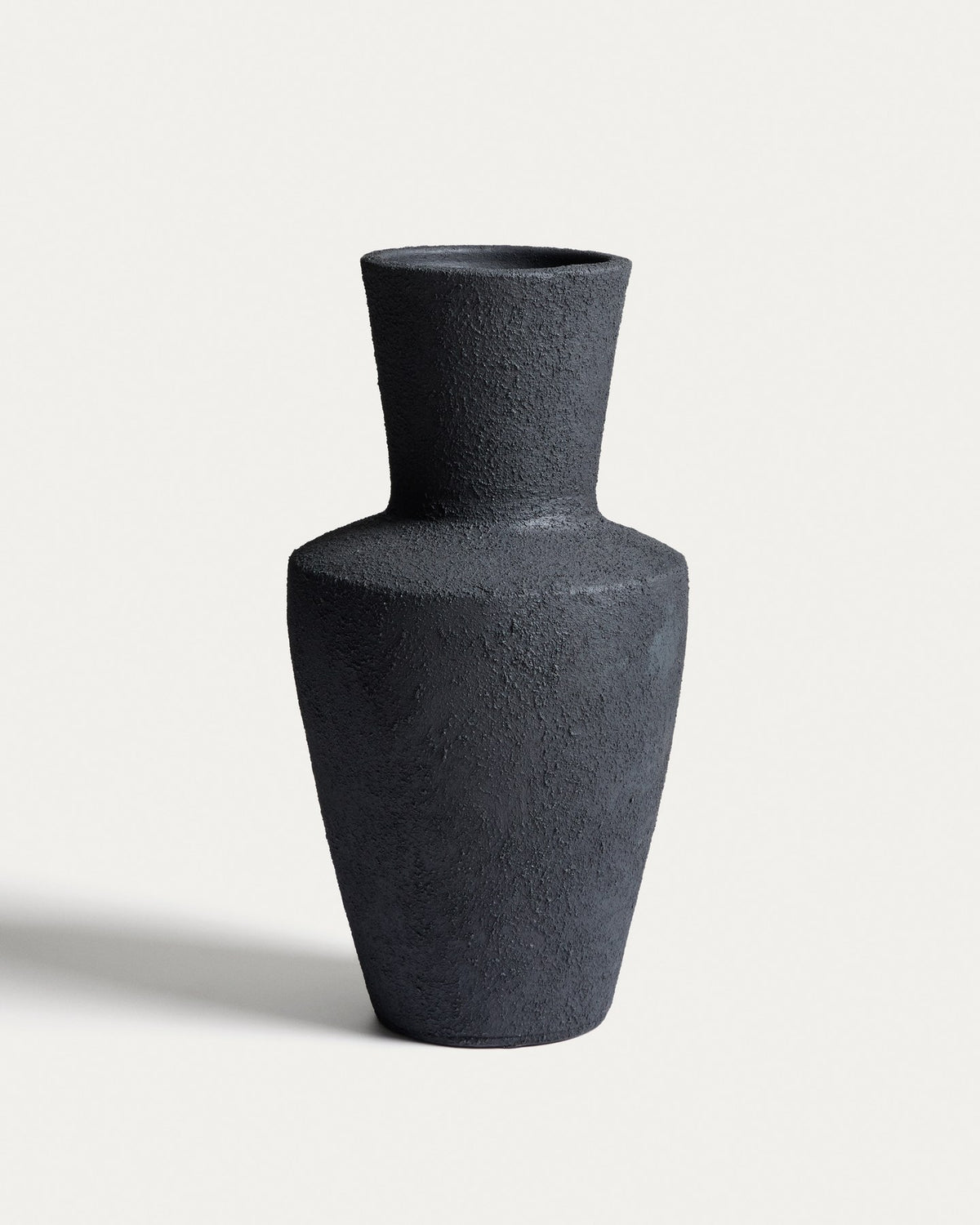 Schwarze Vase Nerun aus Terrakotta, 46 cm hoch, mit skulpturaler Form und Öffnungsdurchmesser von 15 cm, freigestellt fotografiert.
