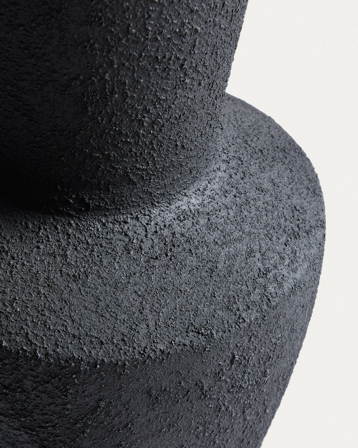 Schwarze Vase Nerun aus Terrakotta, 46 cm hoch, mit skulpturaler Form und Öffnungsdurchmesser von 15 cm, freigestellt fotografiert.