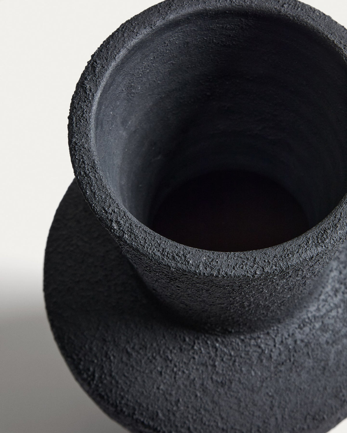Schwarze Vase Nerun aus Terrakotta, 46 cm hoch, mit skulpturaler Form und Öffnungsdurchmesser von 15 cm, freigestellt fotografiert.