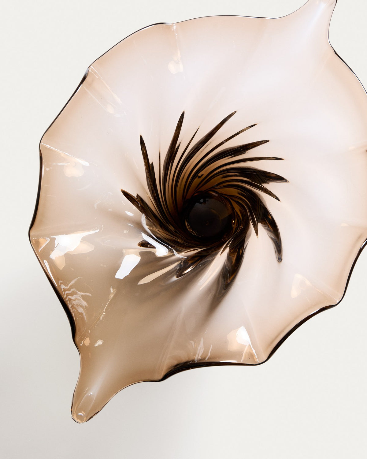 Tafelaufsatz Lurea aus dunkelbraunem, getöntem Glas mit geschwungener, wellenförmiger Silhouette, handgefertigt, Öffnung rund 31 cm.