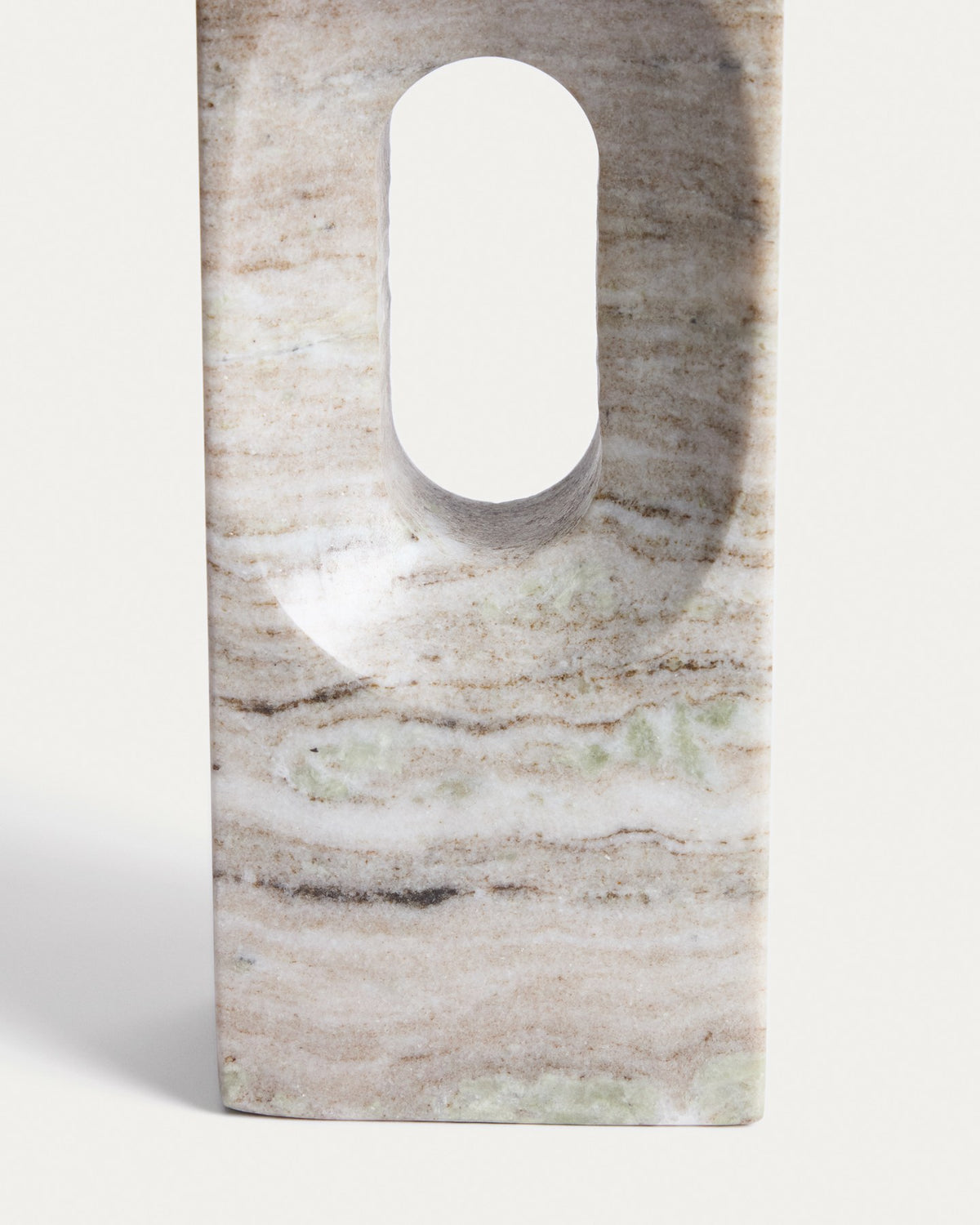 Beige Marmorskulptur Tesh von Kave Home, kompakte Form, natürliche Maserung, handgefertigt, Masse 10x26x8 cm, dekoratives Objekt.