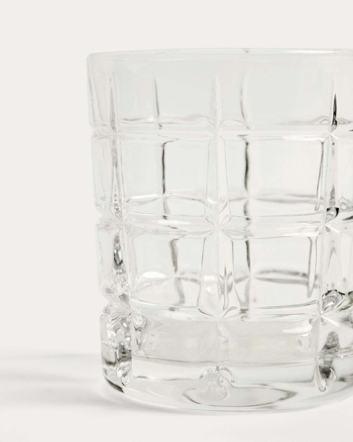 Transparentes Glas Talara aus geschliffenem Klarglas mit geometrischem Schliff, Fassungsvermögen 26 cl, Höhe 10 cm.