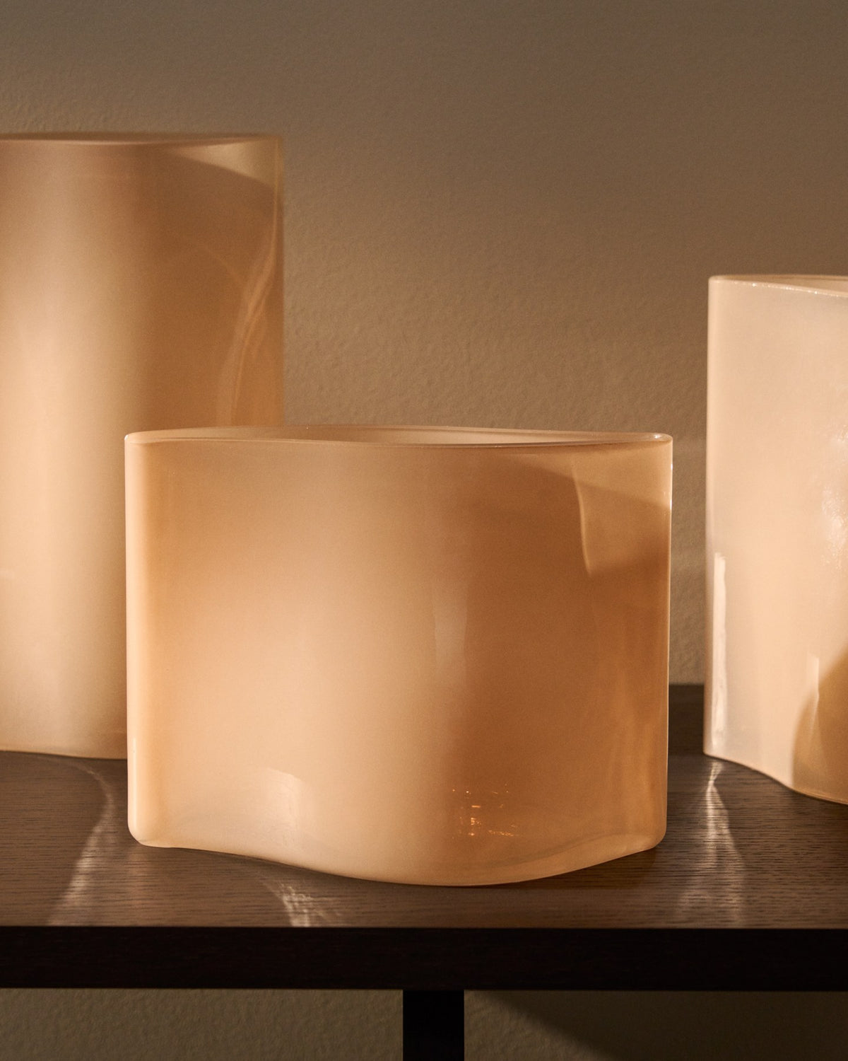 Foto einer blassrosa Glas-Vase Ardeni von Kave Home mit schlichter, zylindrischer Form und glatter, eingefärbter Glasoberfläche.