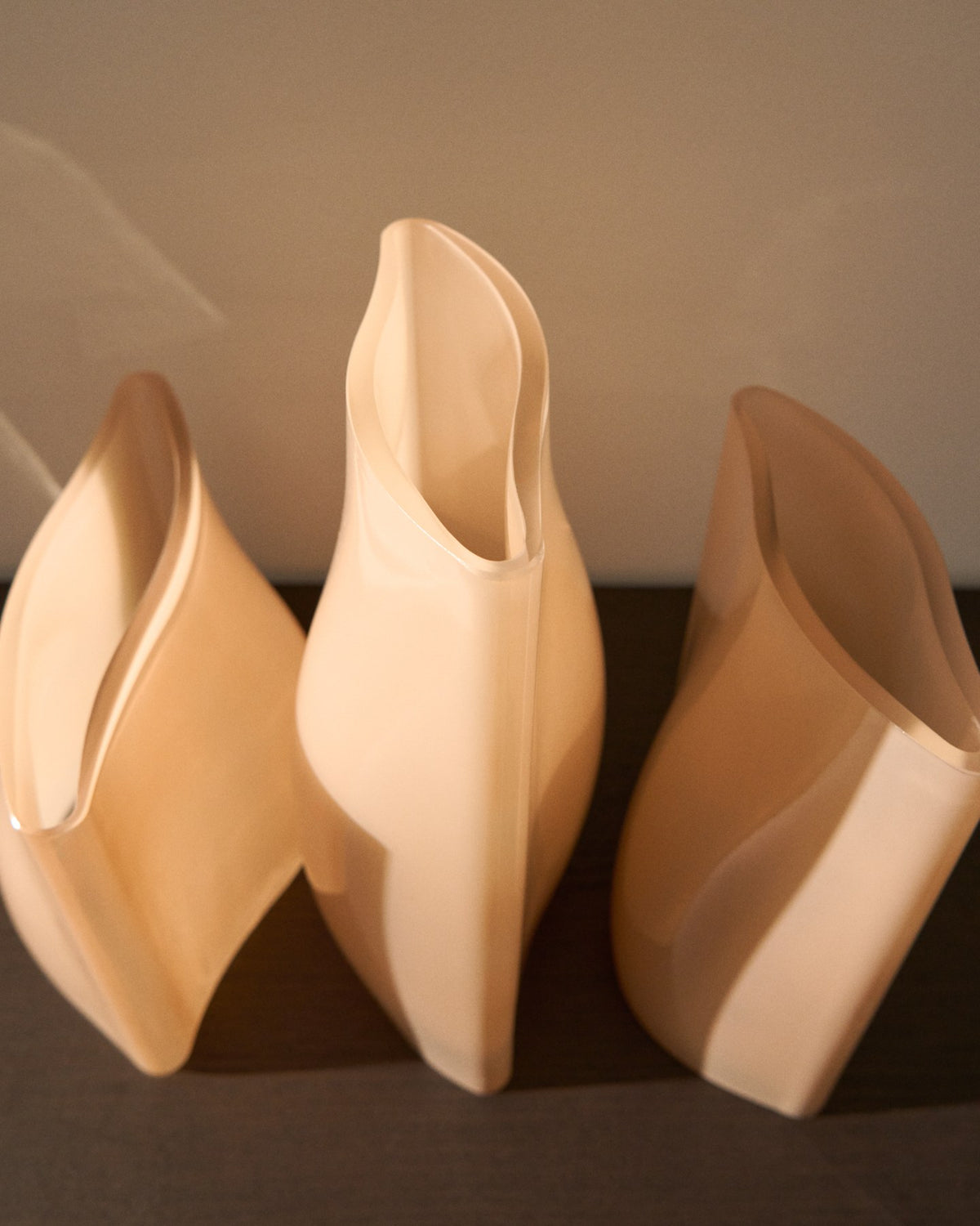 Foto einer blassrosa Glas-Vase Ardeni von Kave Home mit schlichter, zylindrischer Form und glatter, eingefärbter Glasoberfläche.