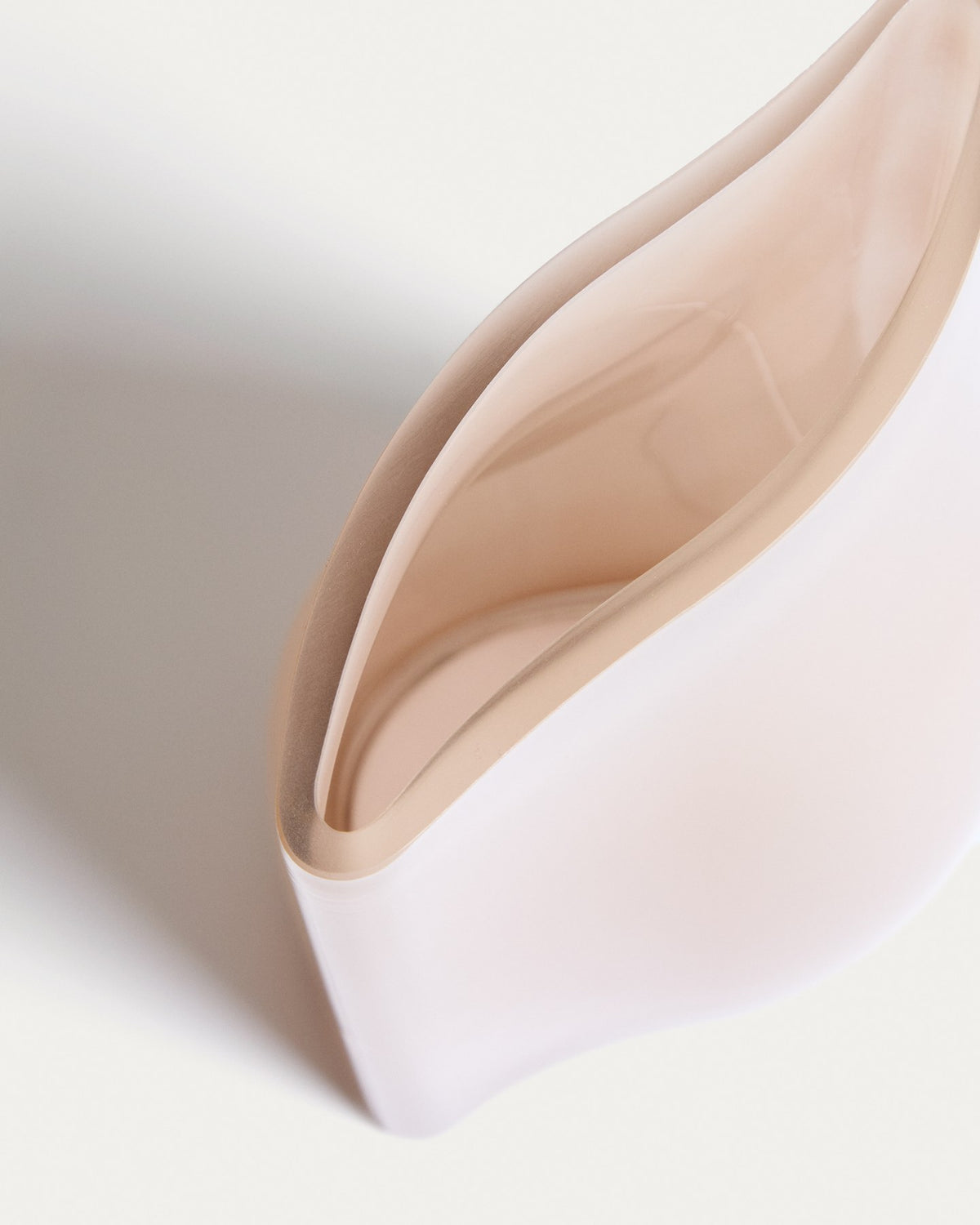 Blassrosa Glas-Vase Ardeni von Kave Home mit klarer, schlichter Form, durchgefärbtem Glas und einer Höhe von 22 cm, fotografiert freistehend.