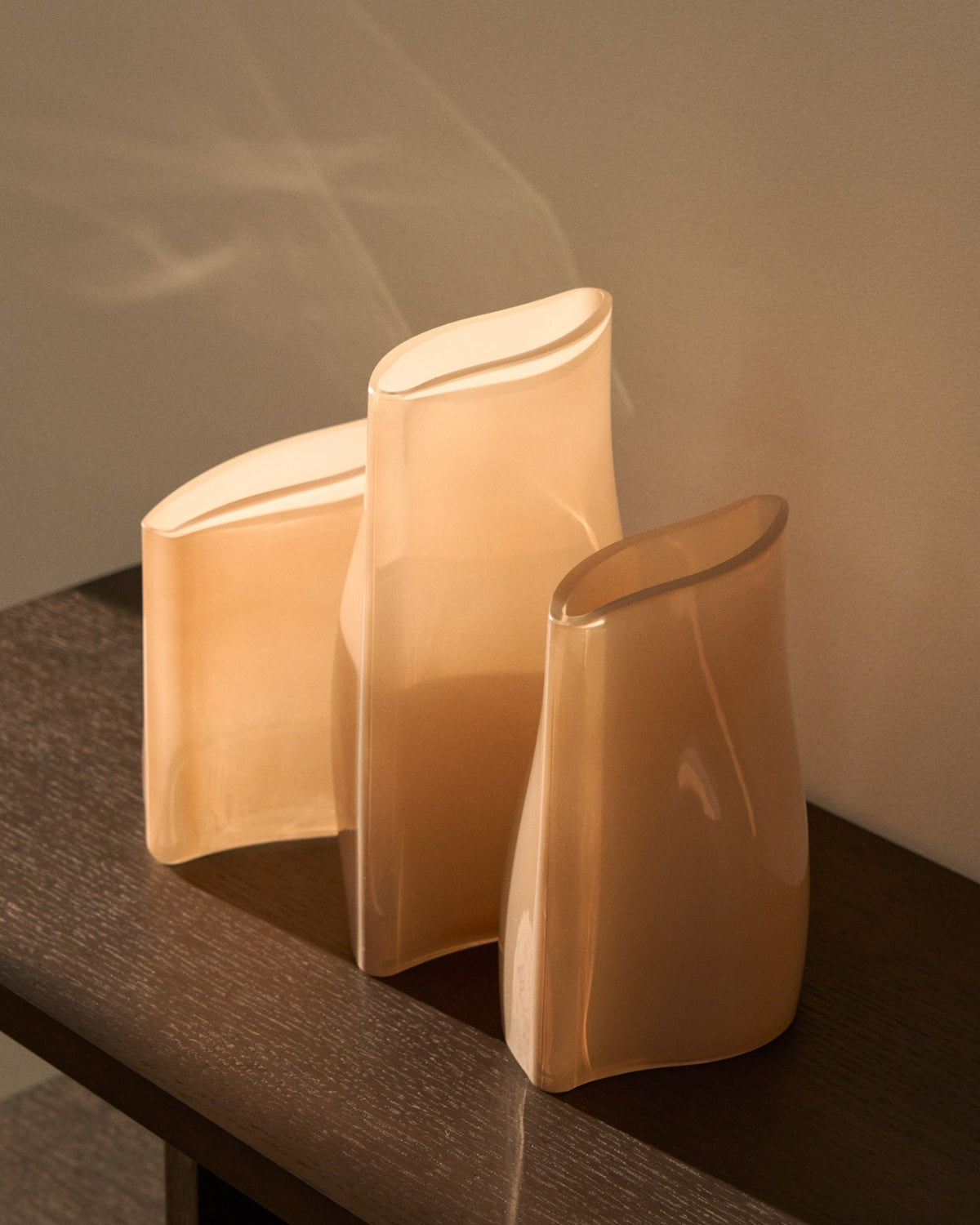 Blassrosa Glas-Vase Ardeni von Kave Home mit klarer, schlichter Form, durchgefärbtem Glas und einer Höhe von 22 cm, fotografiert freistehend.