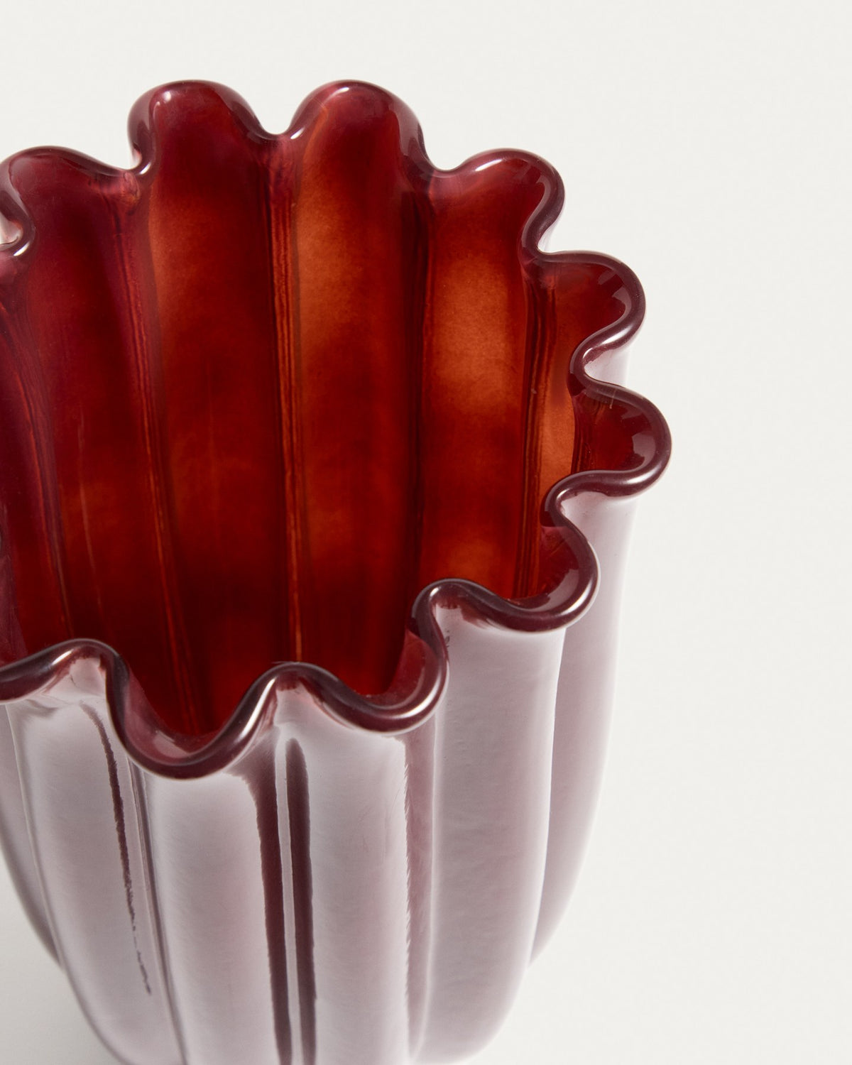Burgunderrote Glas-Vase mit vertikalem Relief und rundem Öffnungsdurchmesser von 14,5 cm, Höhe 25 cm, aus durchgefärbtem Glas.