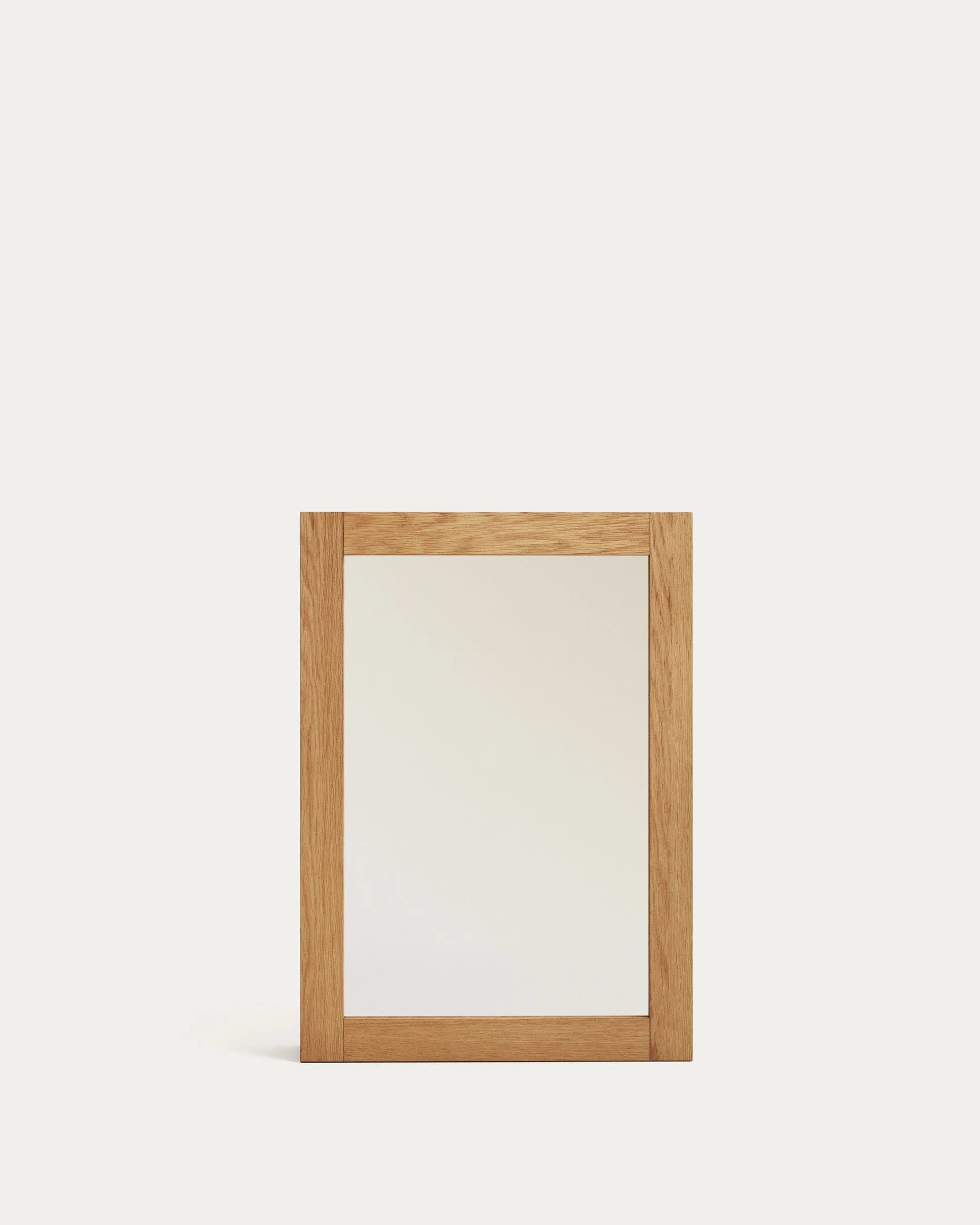 Eleganter Badezimmerschrank aus Teakholz mit integriertem Spiegel, ideal für stilvolle und funktionale Raumgestaltung.