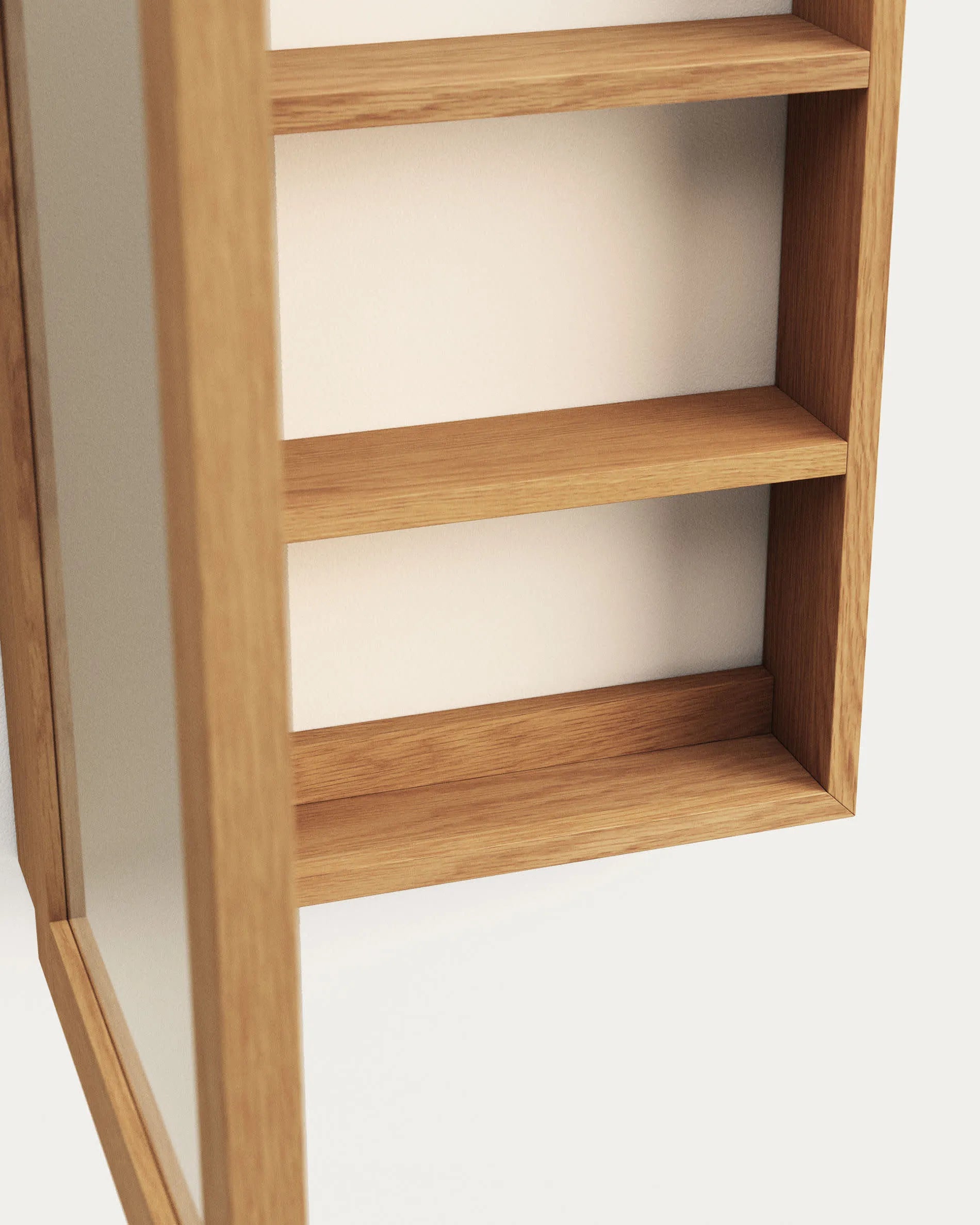 Eleganter Badezimmerschrank aus Teakholz mit integriertem Spiegel, ideal für stilvolle und funktionale Raumgestaltung.