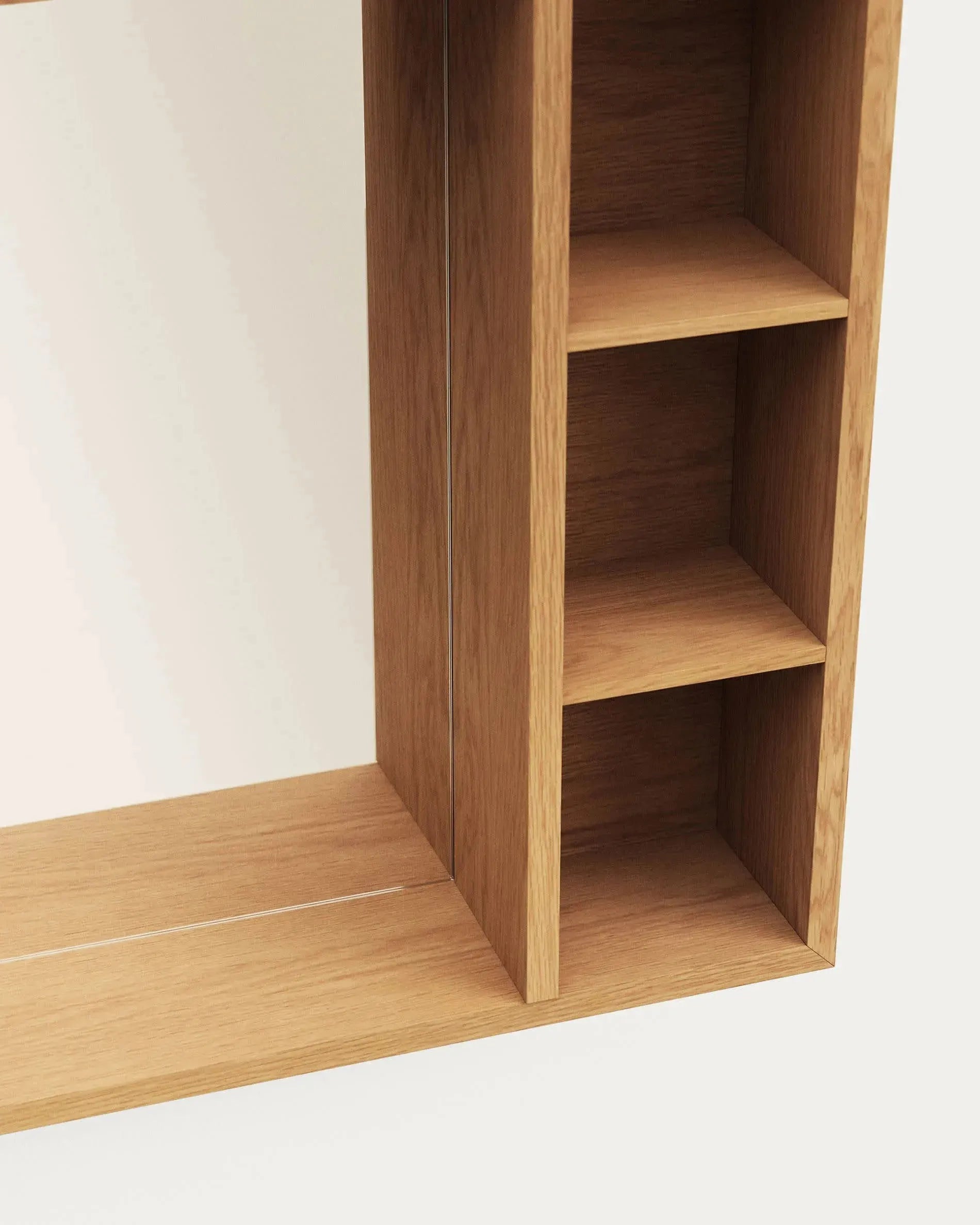 Eleganter Spiegelschrank Parana aus massivem Teakholz, 100x65 cm, von Kave Home – stilvolle und funktionale Badezimmerlösung.