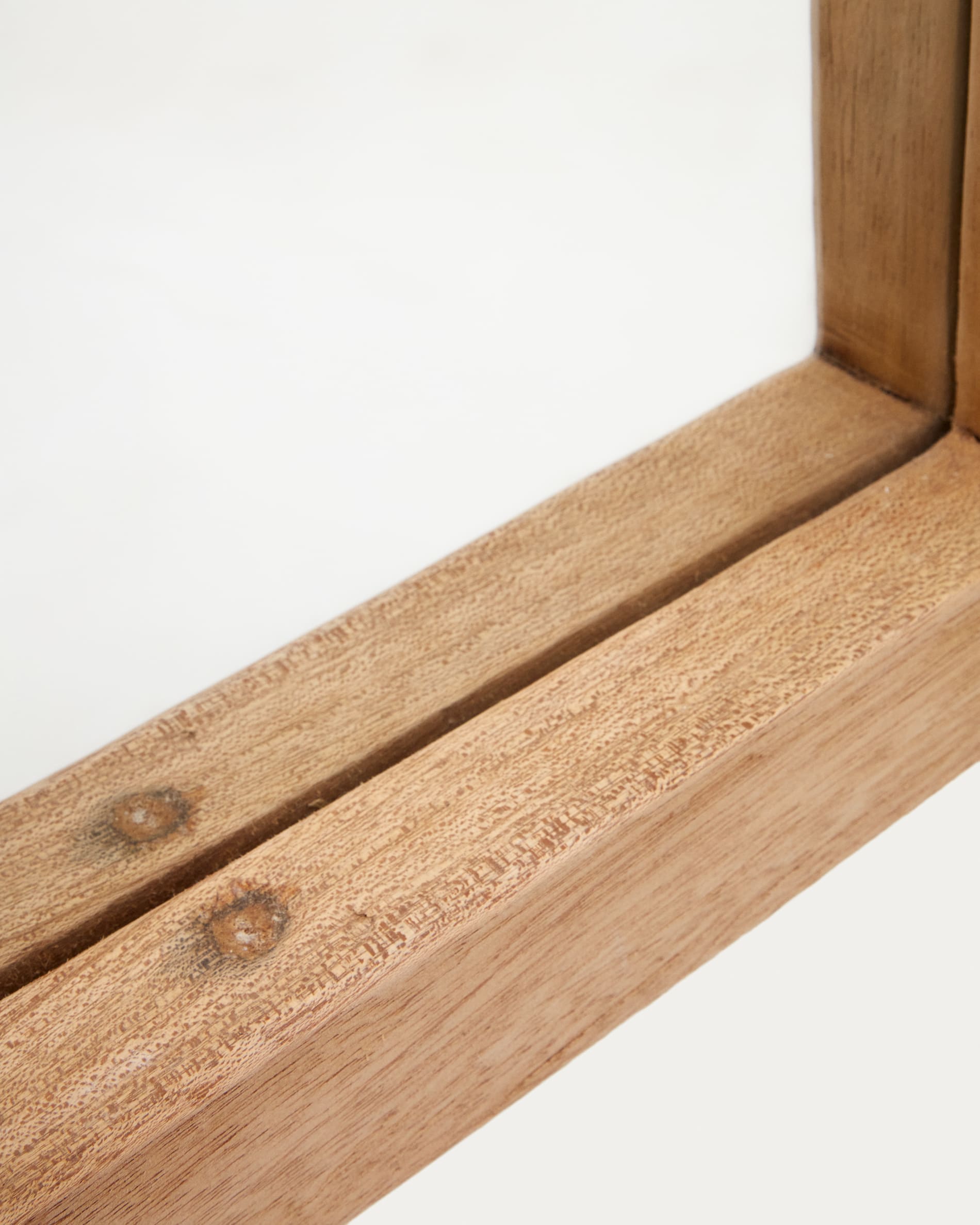 Moderner Holzspiegel von Kave Home, 50x120 cm, mit natürlichem Finish. Ideal für stilvolle und zeitgemäße Raumgestaltung.