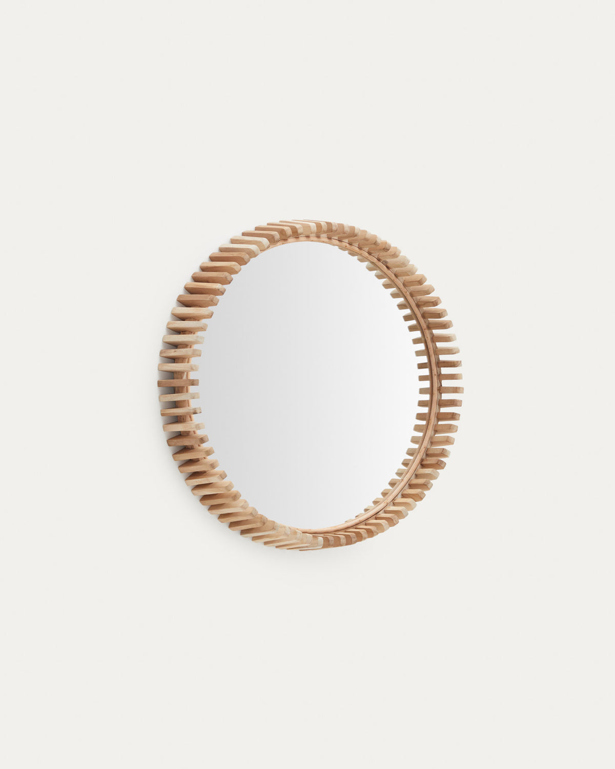 Polke Spiegel aus Teakholz Ø 60 cm in Natur präsentiert im Onlineshop von KAQTU Design AG. Wandspiegel ist von Kave Home