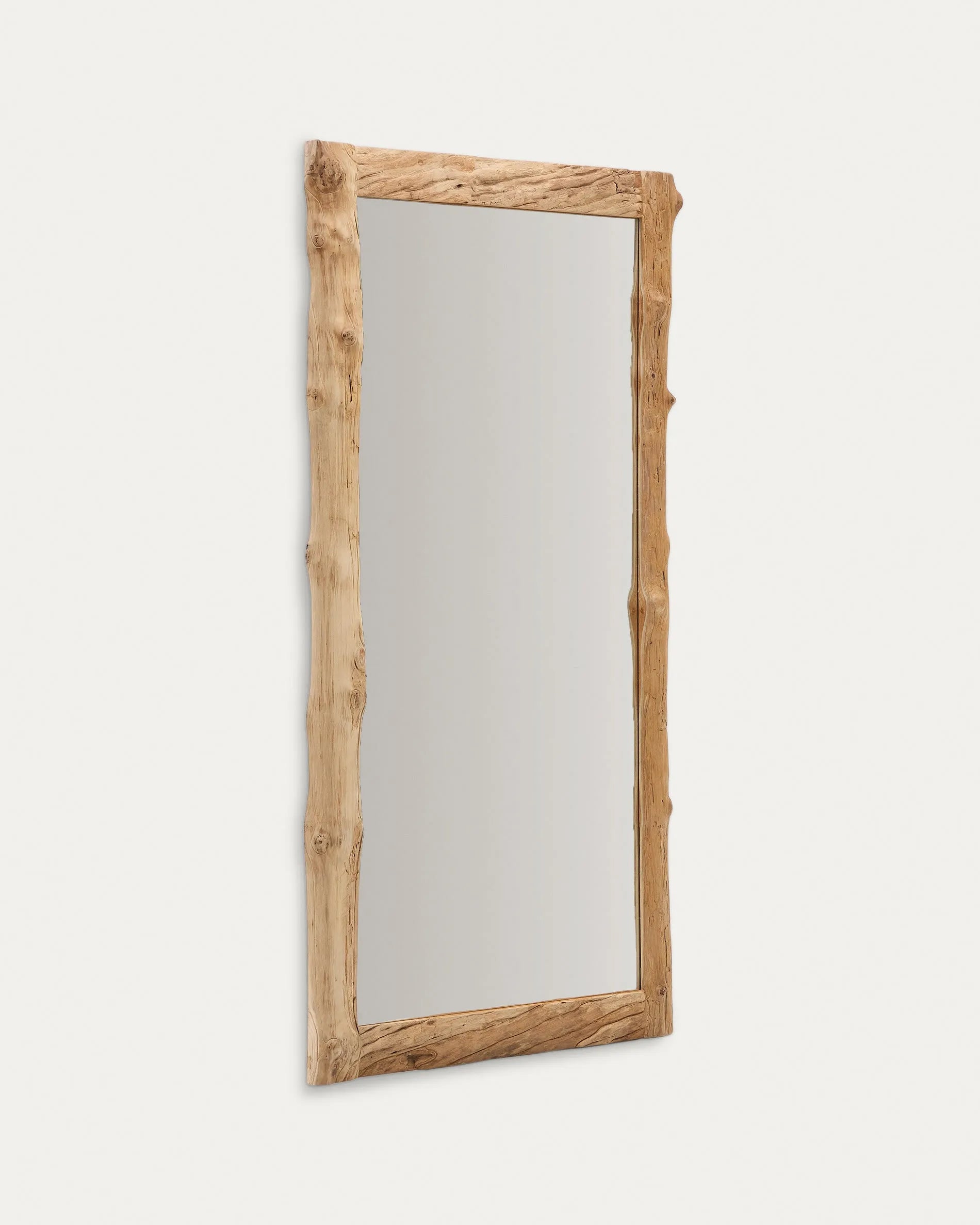 Der Ibro Spiegel von Kave Home: Eleganz und Funktionalität vereint in einem 105 x 200 cm großen Holzrahmen.