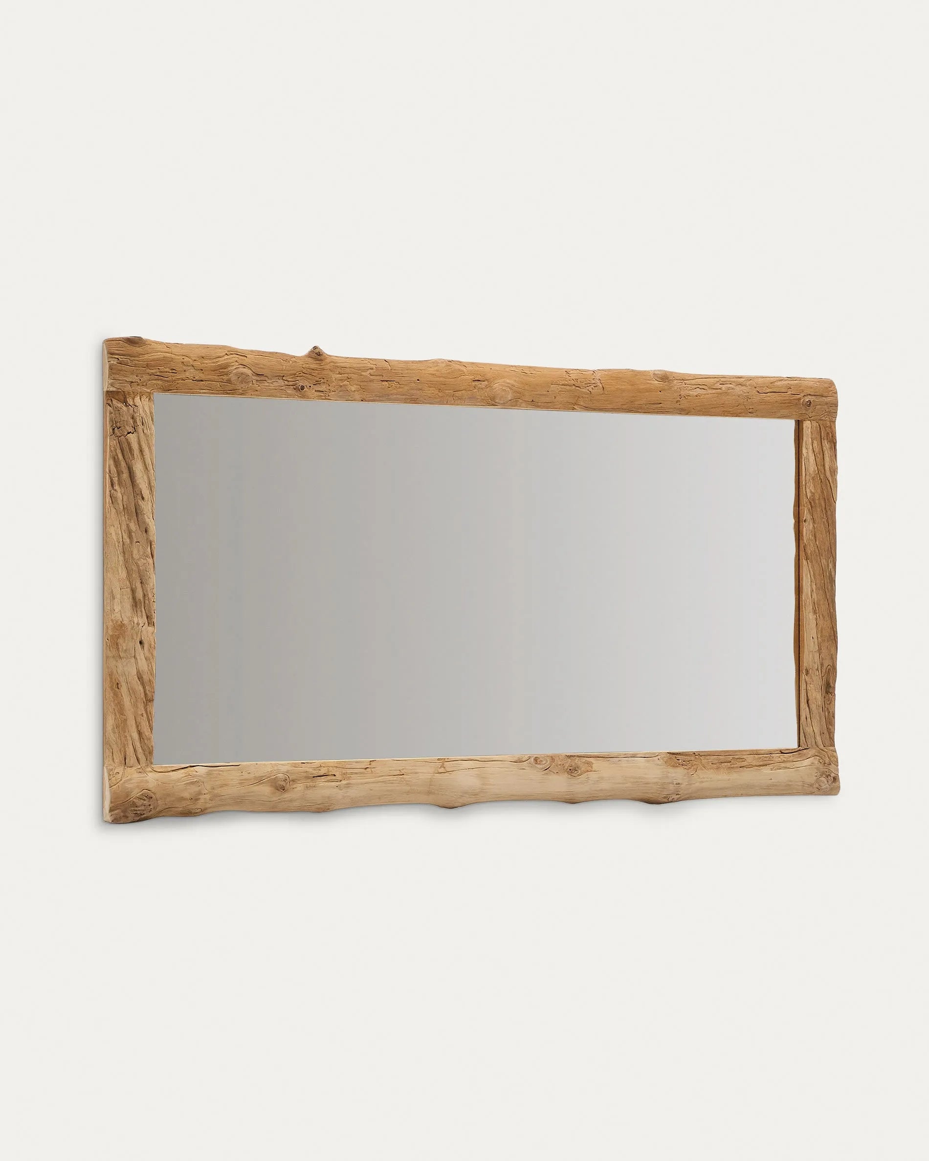 Der Ibro Spiegel von Kave Home: Eleganz und Funktionalität vereint in einem 105 x 200 cm großen Holzrahmen.