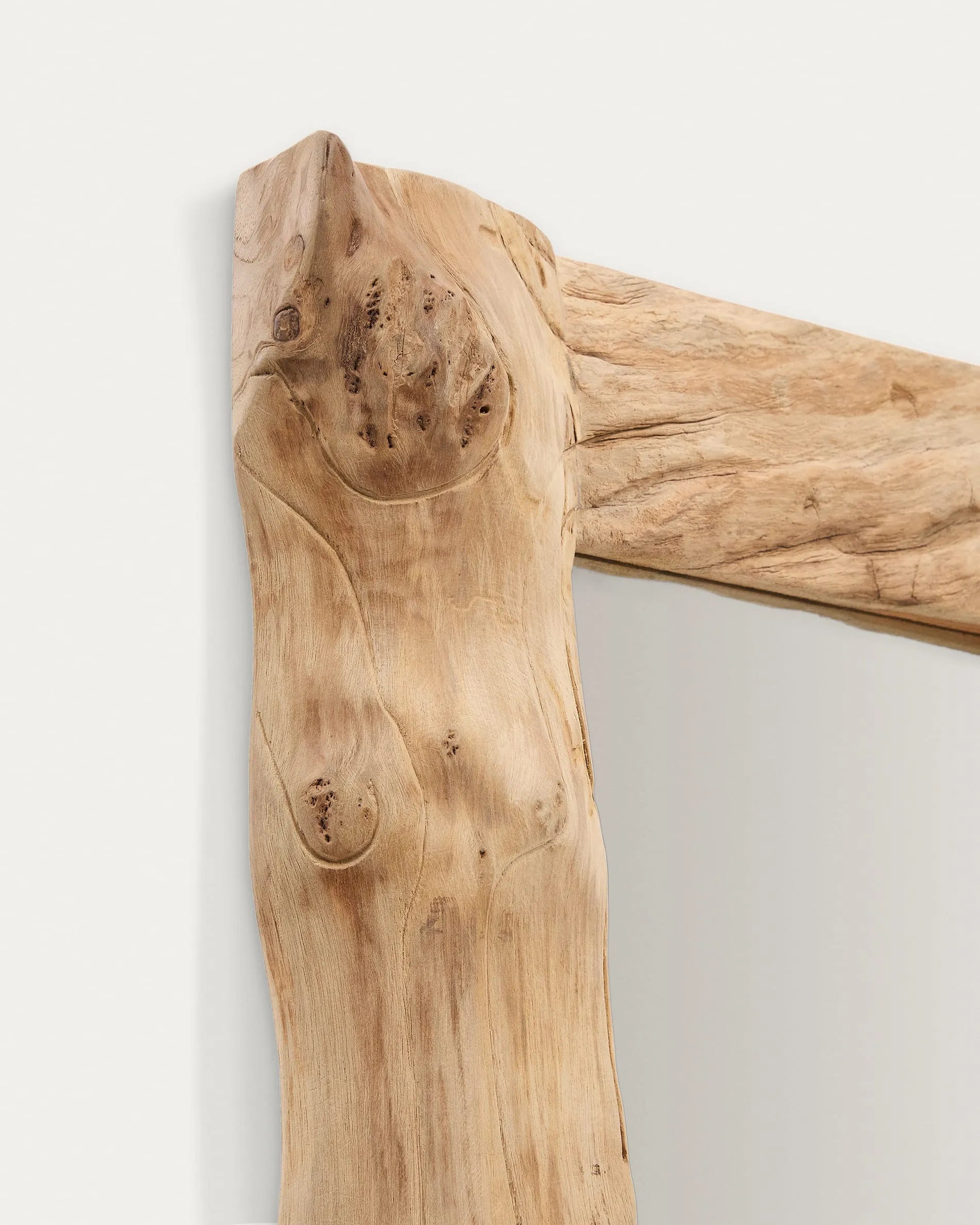 Der Ibro Spiegel von Kave Home: Eleganz und Funktionalität vereint in einem 105 x 200 cm großen Holzrahmen.