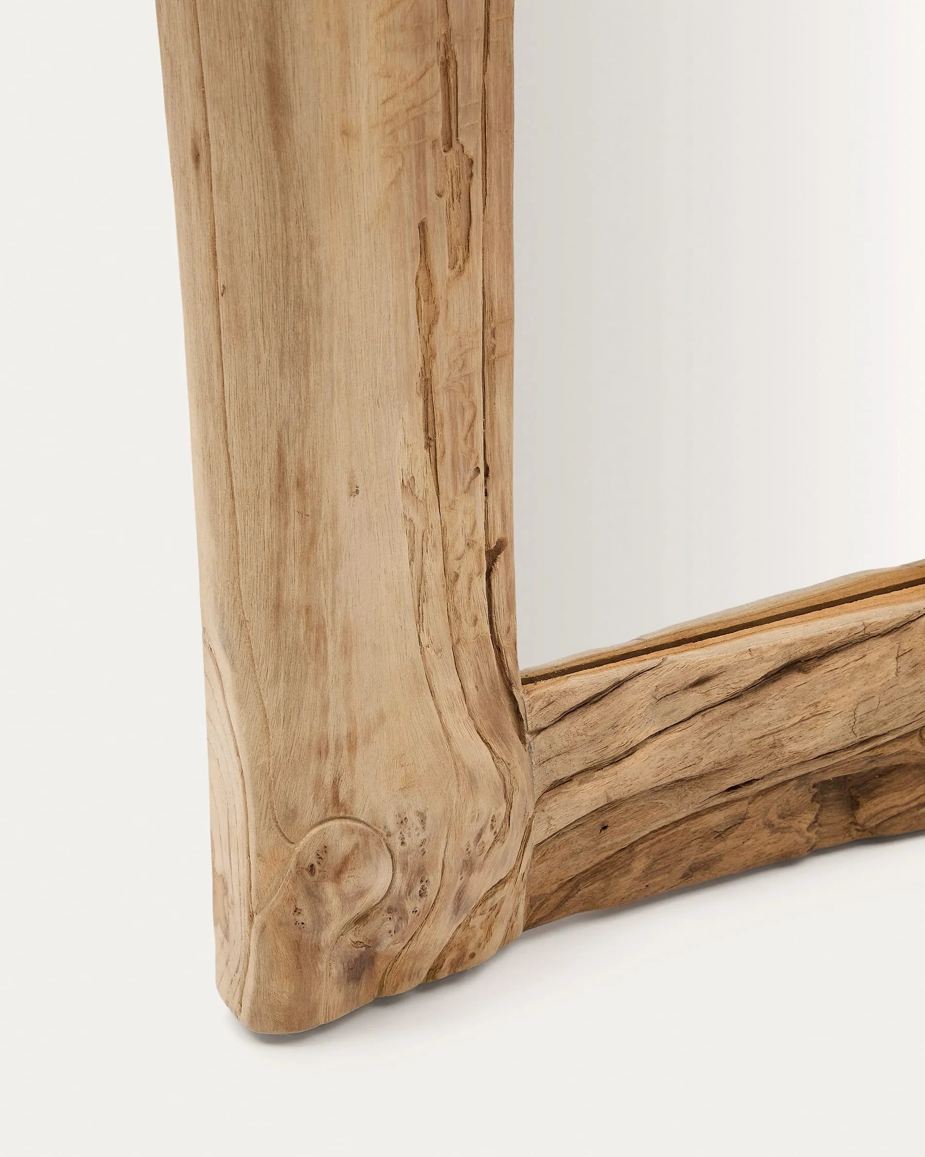 Der Ibro Spiegel von Kave Home: Eleganz und Funktionalität vereint in einem 105 x 200 cm großen Holzrahmen.