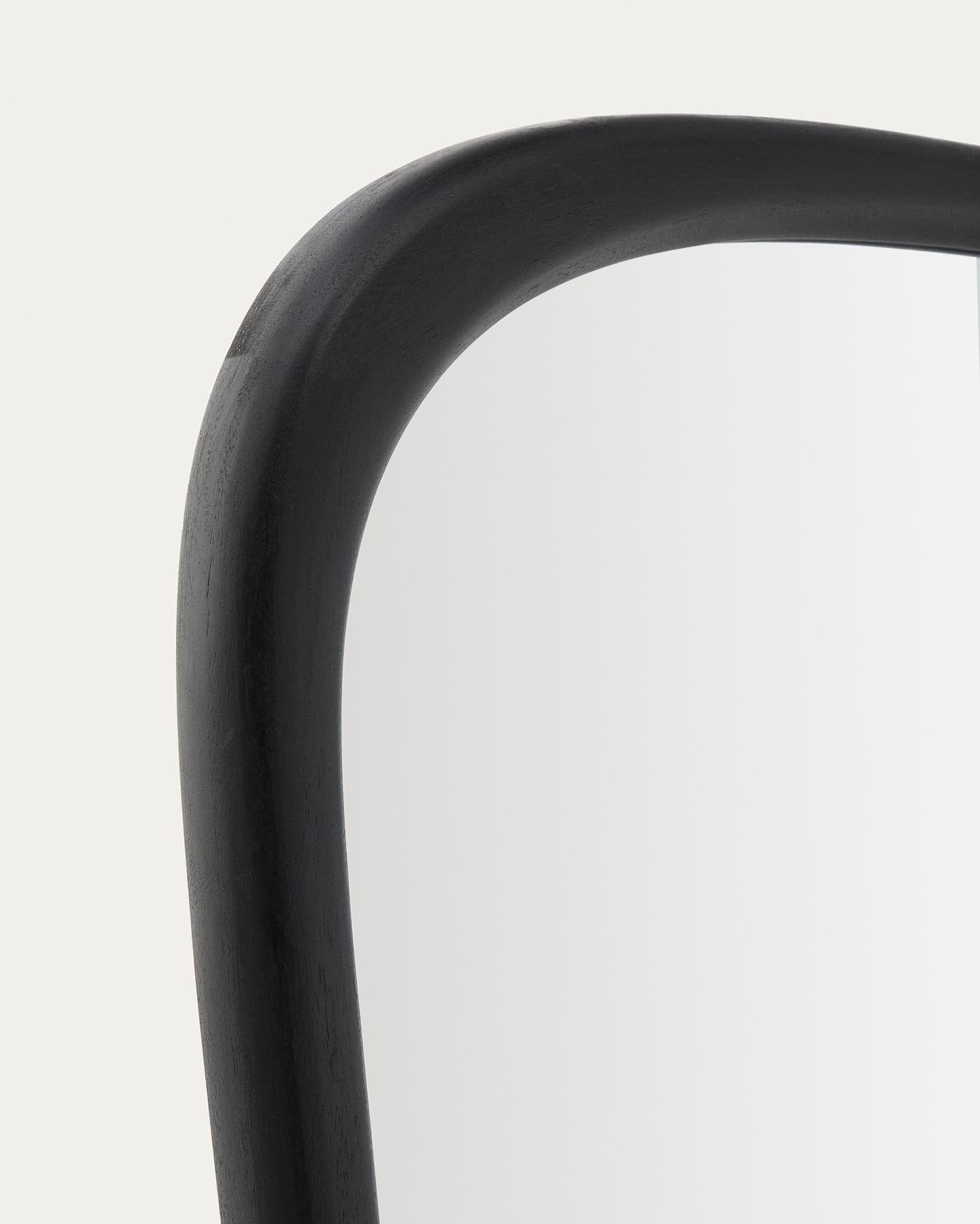 Spiegel Alura aus Teakholz schwarz 158 x 61 cm FSC 100 % in Schwarz präsentiert im Onlineshop von KAQTU Design AG. Spiegel ist von Kave Home