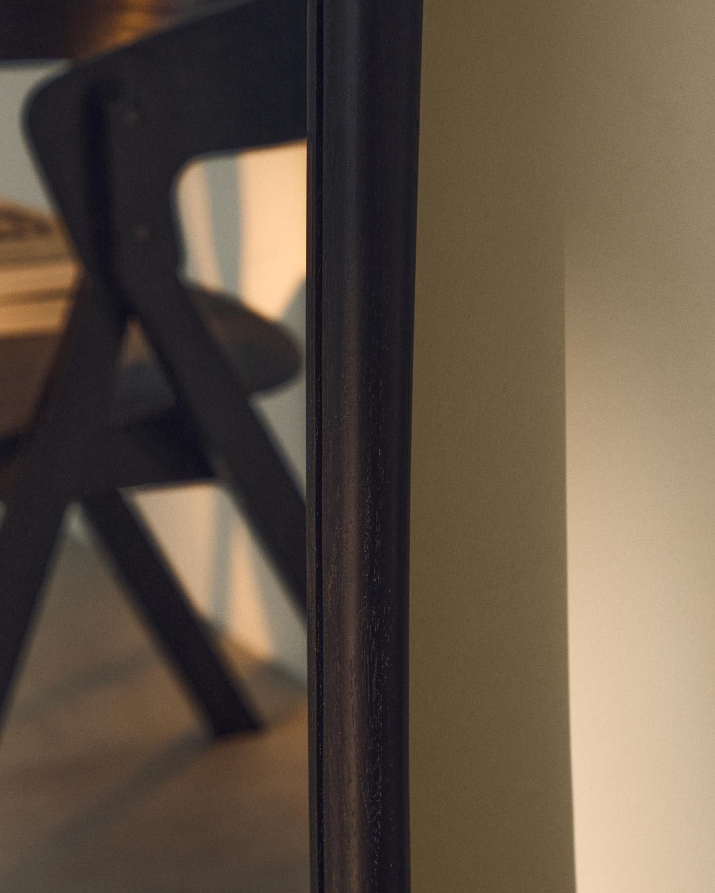 Spiegel Alura aus Teakholz schwarz 158 x 61 cm FSC 100 % in Schwarz präsentiert im Onlineshop von KAQTU Design AG. Spiegel ist von Kave Home