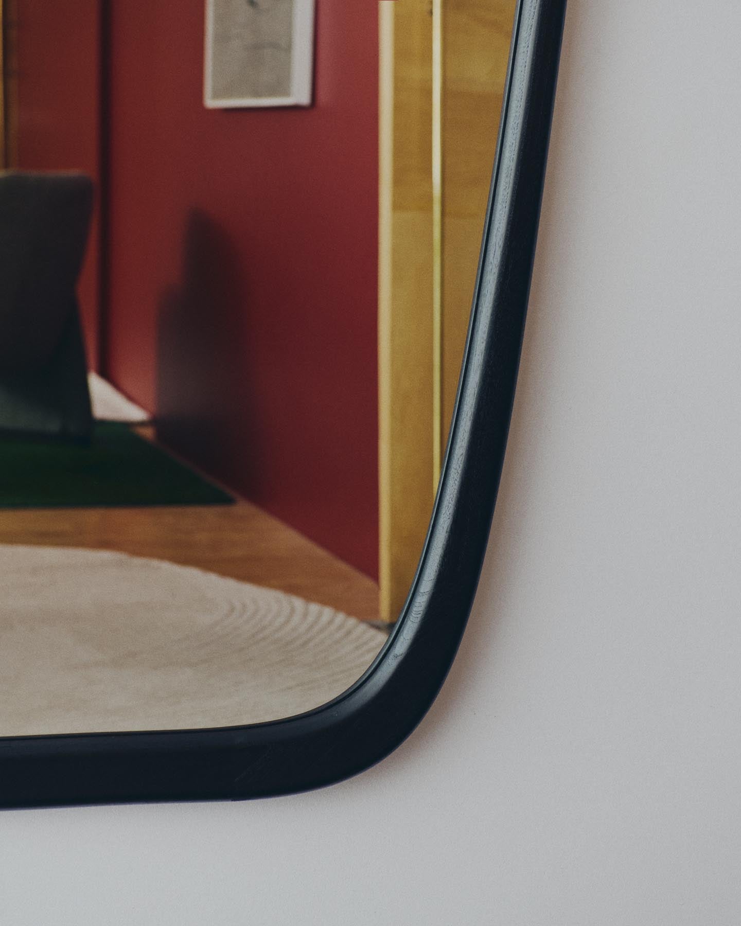 Spiegel Alura aus Teakholz schwarz 94,5 x 192 cm FSC 100 % in Schwarz präsentiert im Onlineshop von KAQTU Design AG. Spiegel ist von Kave Home