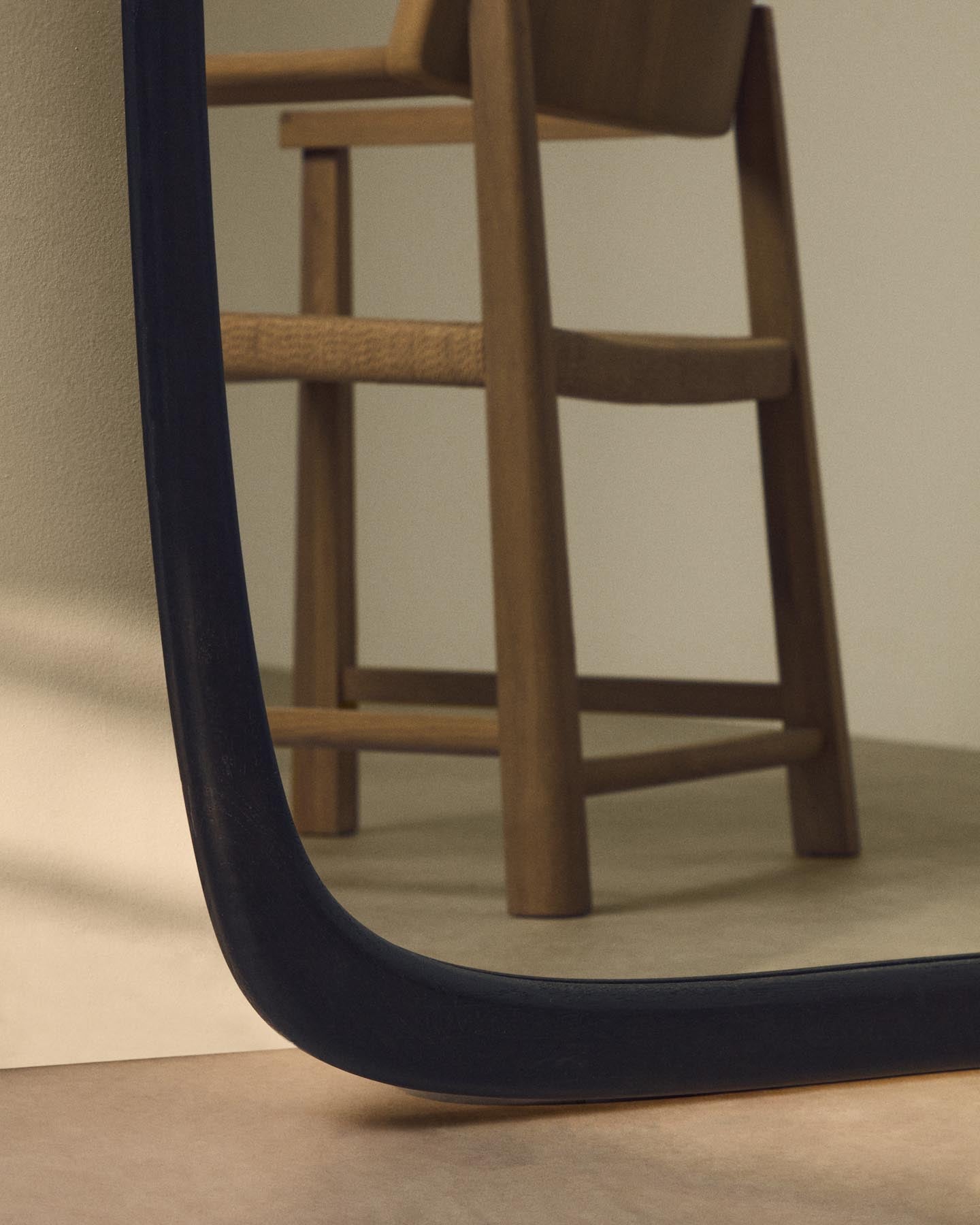 Spiegel Alura aus Teakholz schwarz 94,5 x 192 cm FSC 100 % in Schwarz präsentiert im Onlineshop von KAQTU Design AG. Spiegel ist von Kave Home