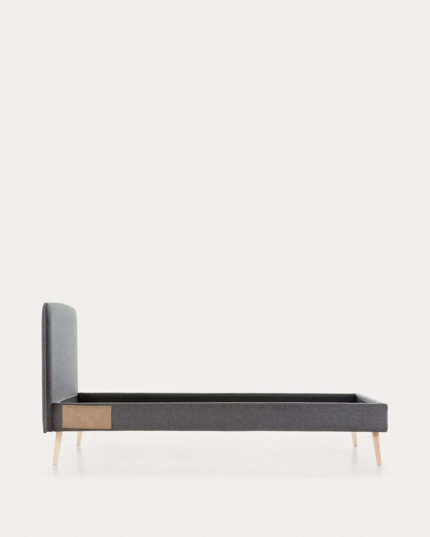 Das Dyla Bett von Kave Home kombiniert modernes Design mit Funktionalität: Schwarzer Bezug, abnehmbar, und stabile Buchenholzbeine.