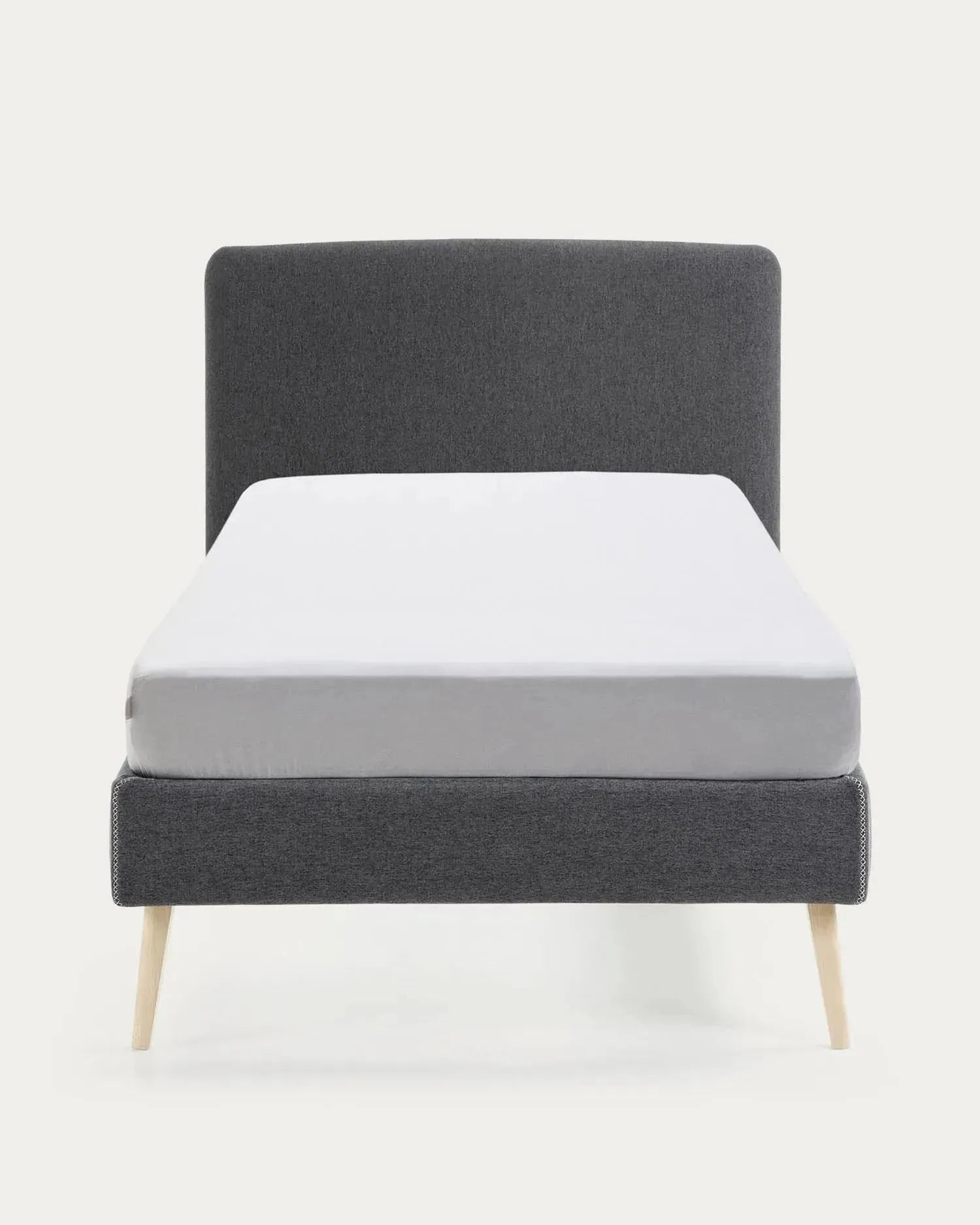 Das Dyla Bett von Kave Home bietet Stil und Funktionalität mit abnehmbarem Bezug, schwarzen Details und stabilen Buchenholzbeinen.
